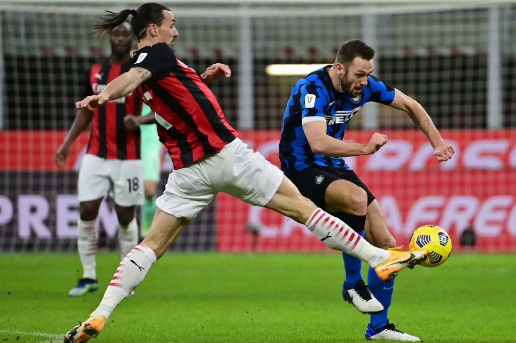 El jugador del AC Milan, Zlatan Ibrahimovic, disputa un balón dividido. Foto: AFP