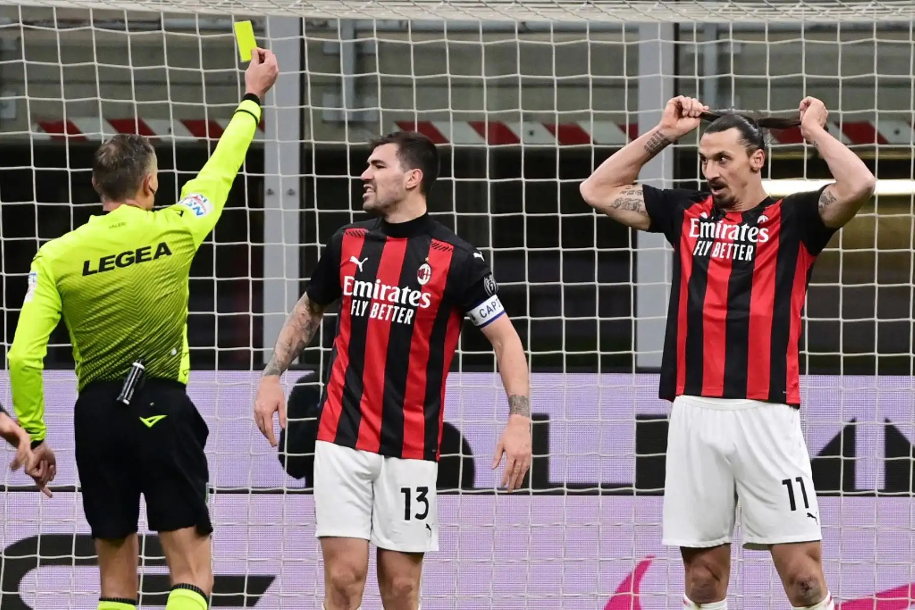 El árbitro italiano Paolo Valeri le da una tarjeta amarilla al delantero sueco del AC Milan Zlatan Ibrahimovic después de discutir con el delantero belga del Inter de Milán Romelu Lukaku durante los cuartos de final de la Copa de Italia entre el Inter de Milán y el AC Milan. Foto: AFP