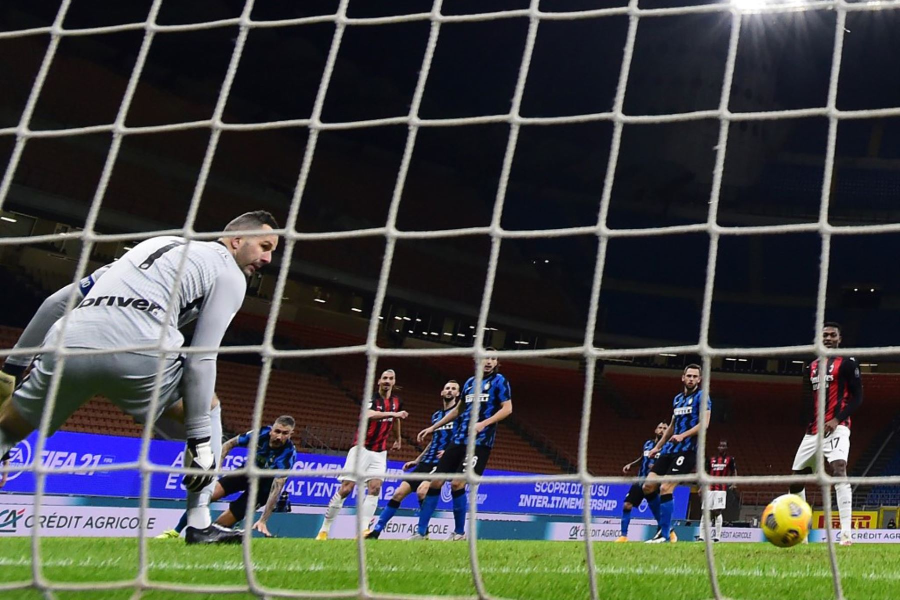 El delantero sueco del AC Milan Zlatan Ibrahimovic (C) marca un gol durante los cuartos de final de la Copa de Italia de fútbol entre el Inter de Milán y el AC Milan. Foto: AFP