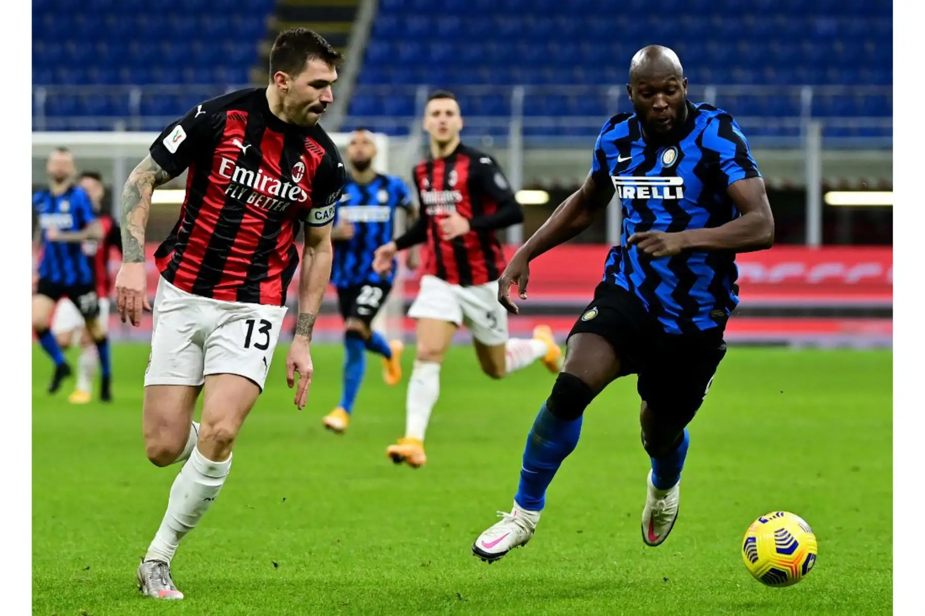 El delantero belga del Inter de Milán Romelu Lukaku compite con el defensor italiano del AC Milan Alessio Romagnoli durante los cuartos de final de la Copa de Italia entre el Inter de Milán y el AC Milán el 26 de enero de 2021 en el estadio Meazza de Milán. Foto: AFP