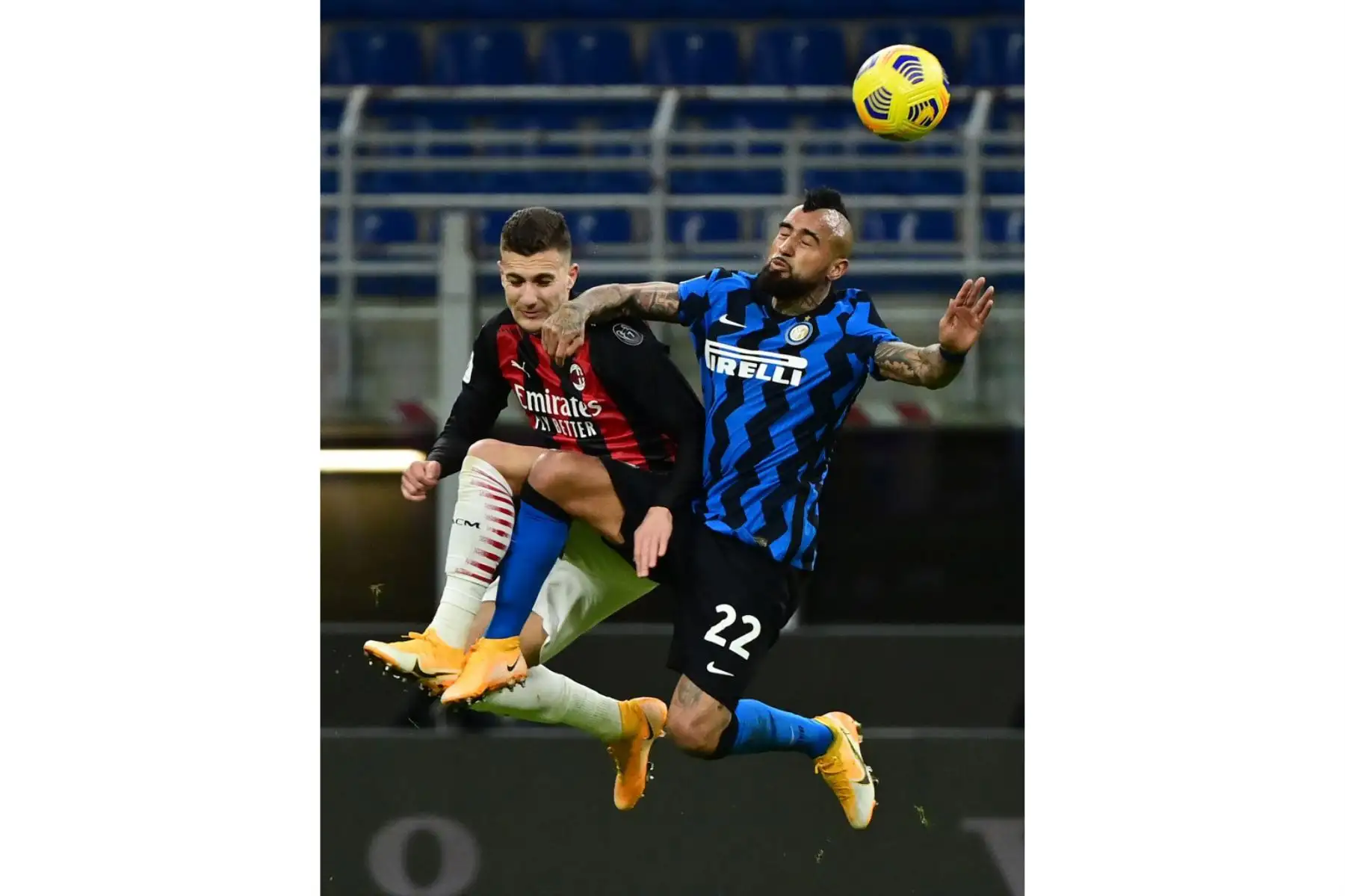 El centrocampista chileno del Inter de Milán Arturo Vidal (R) cabecea el balón sobre el delantero belga del AC Milan Alexis Saelemaekers durante los cuartos de final de la Copa de Italia entre el Inter de Milán y el AC Milan. Foto: AFP