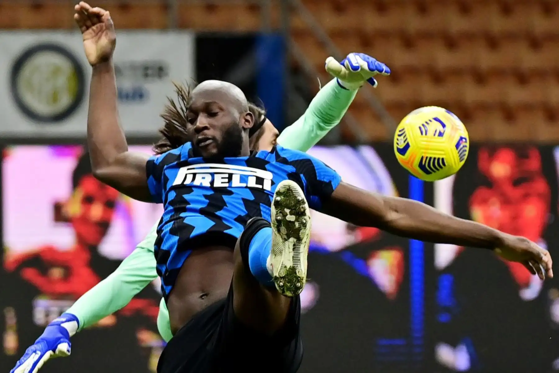 El delantero belga del Milan Romelu Lukaku compite con el portero rumano del AC Milan Ciprian Anton Tatarusanu durante los cuartos de final de la Copa de Italia entre el Inter de Milán y el AC Milan el 26 de enero de 2021 en el estadio Meazza de Milán. Foto: AFP