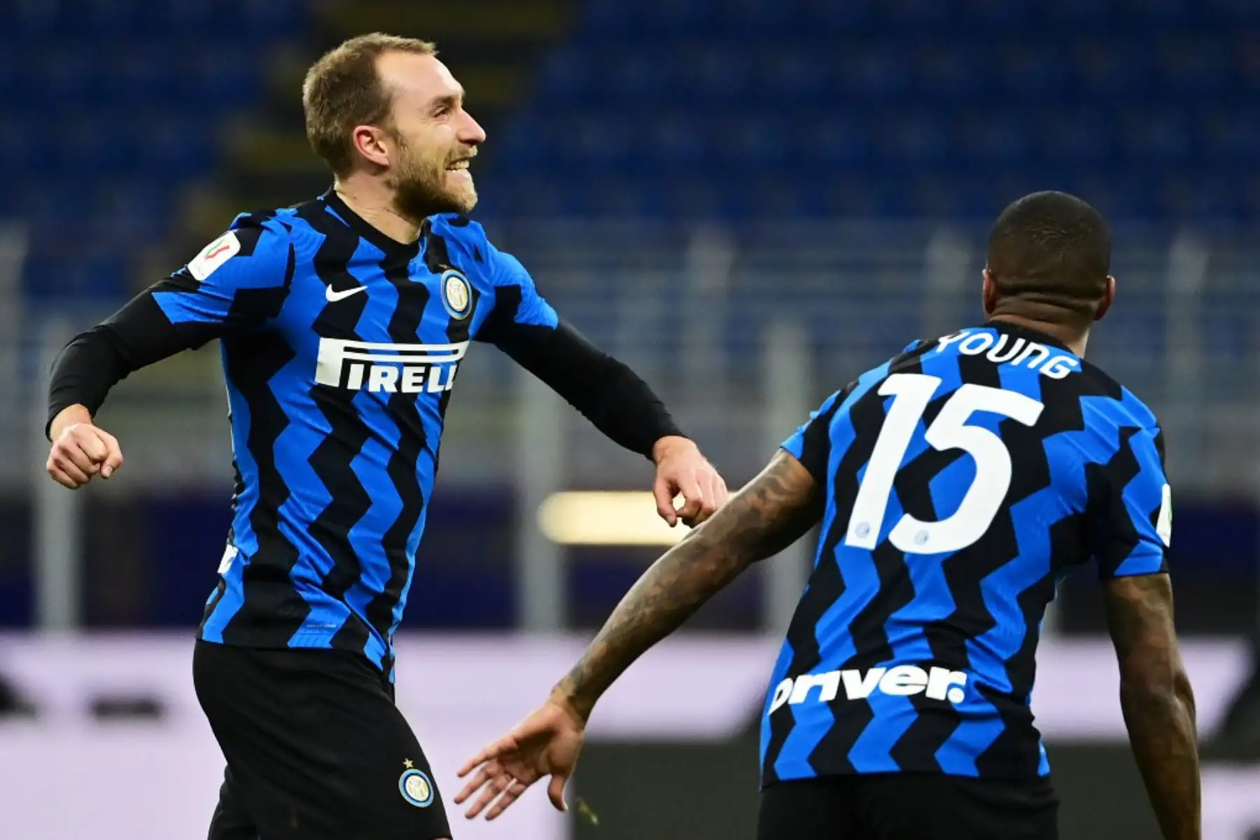 El centrocampista danés del Inter de Milán, Christian Eriksen, celebra tras anotar un tiro libre durante el partido de fútbol de cuartos de final de la Copa de Italia entre el Inter de Milán y el AC Milán el 26 de enero de 2021 en el estadio Meazza de Milán. Foto: AFP