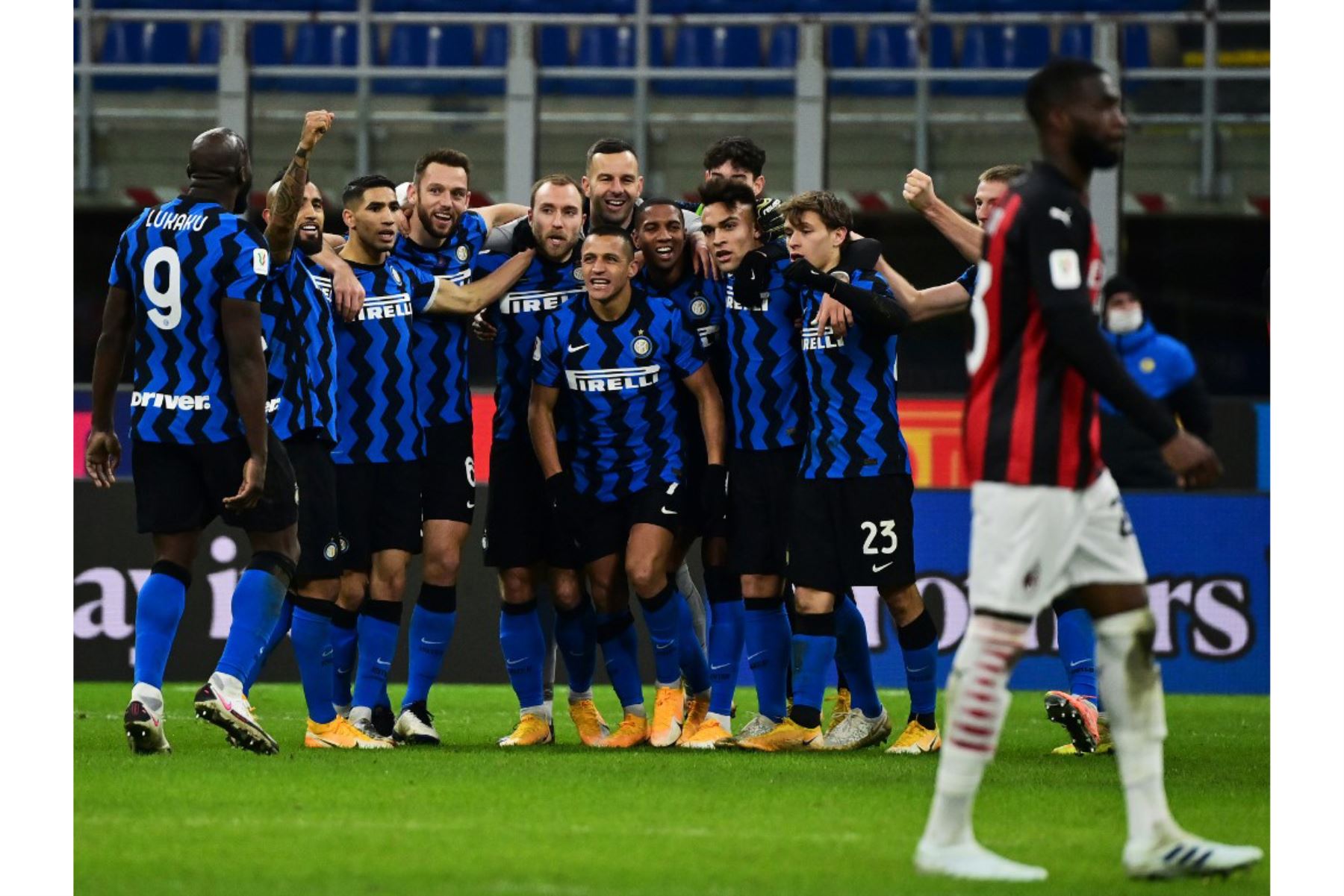Los jugadores del Milan celebran después de que el centrocampista danés Christian Eriksen (C) anotara un tiro libre durante el partido de cuartos de final de la Copa de Italia entre el Inter de Milán y el AC Milan el 26 de enero de 2021 en el estadio Meazza de Milán. Foto: AFP