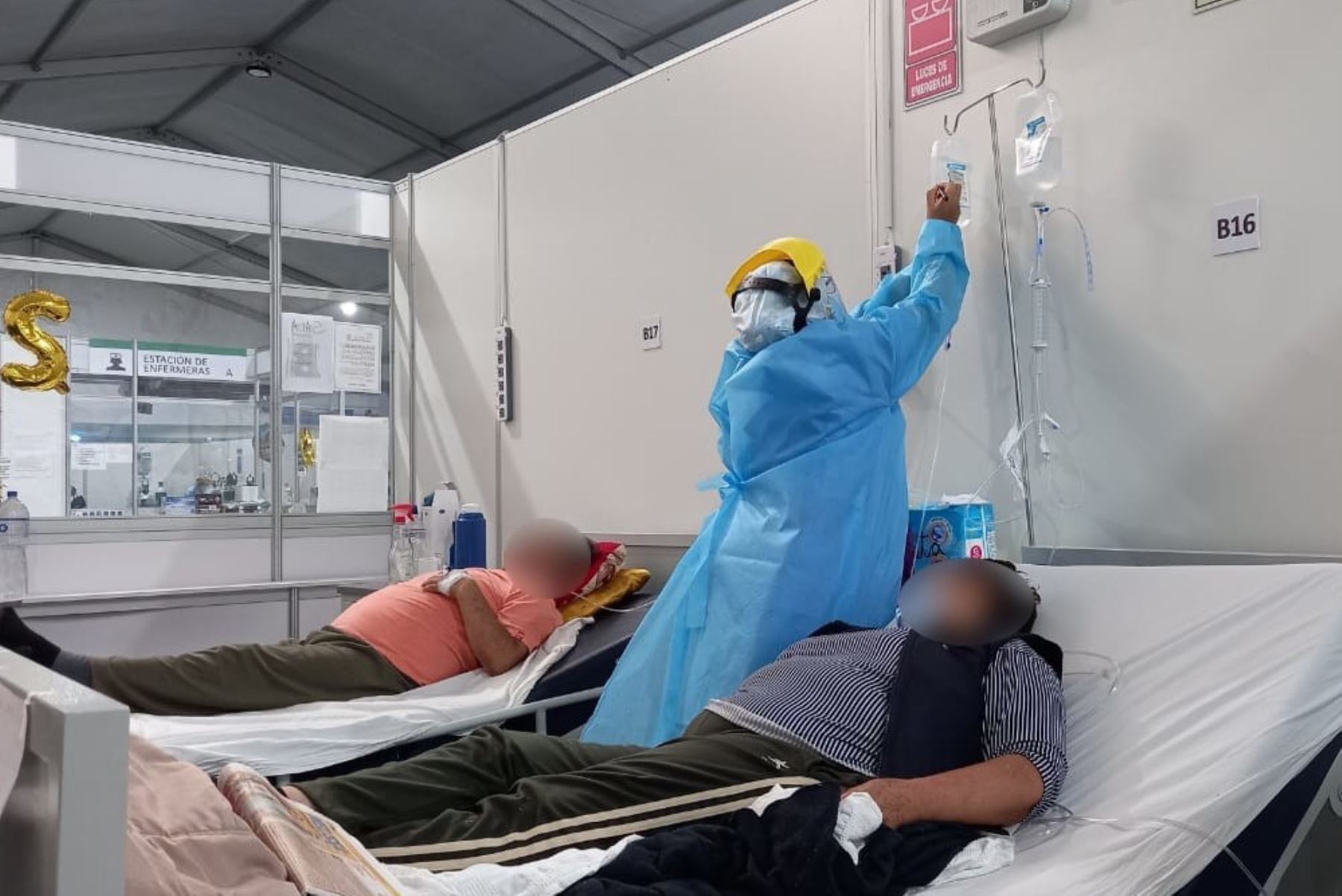 Personal del hospital Eleazar Guzmán de Nuevo Chimbote atiende a pacientes covid-19.