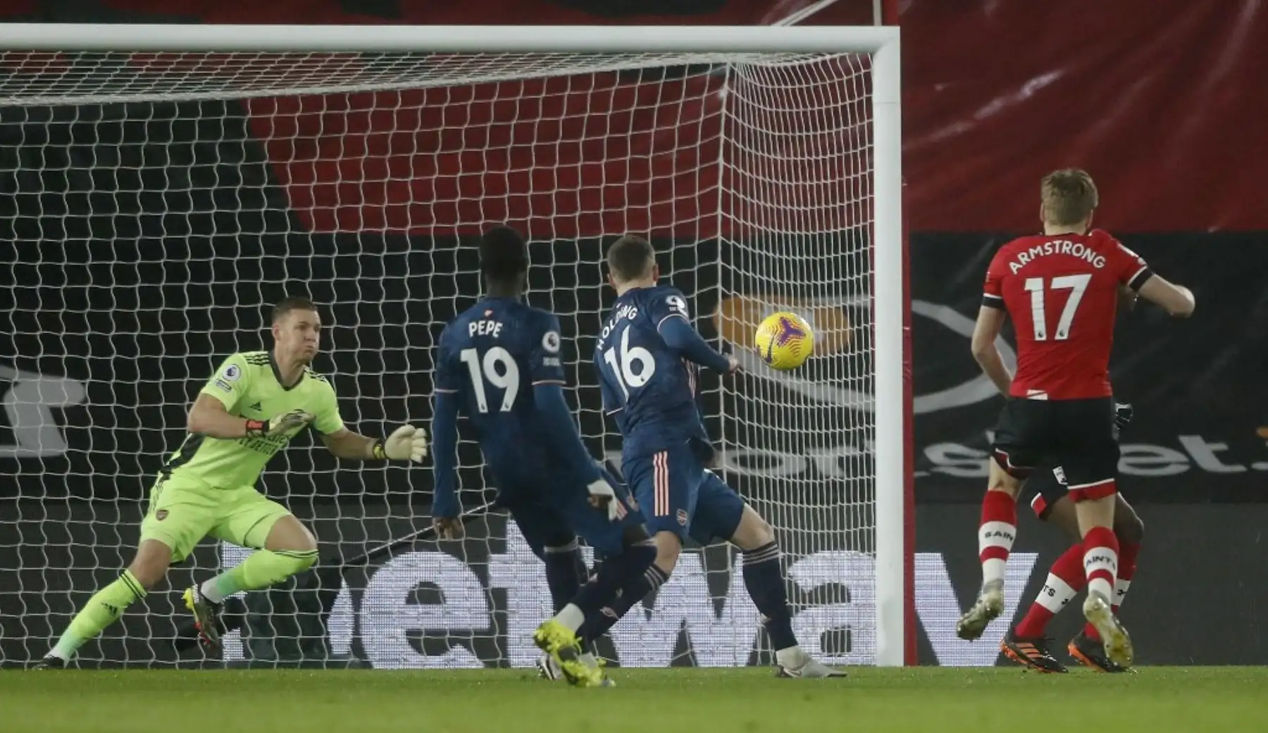 El centrocampista escocés de Southampton Stuart Armstrong marca el gol de apertura durante el partido de fútbol de la Premier League inglesa entre Southampton y Arsenal en St Mary