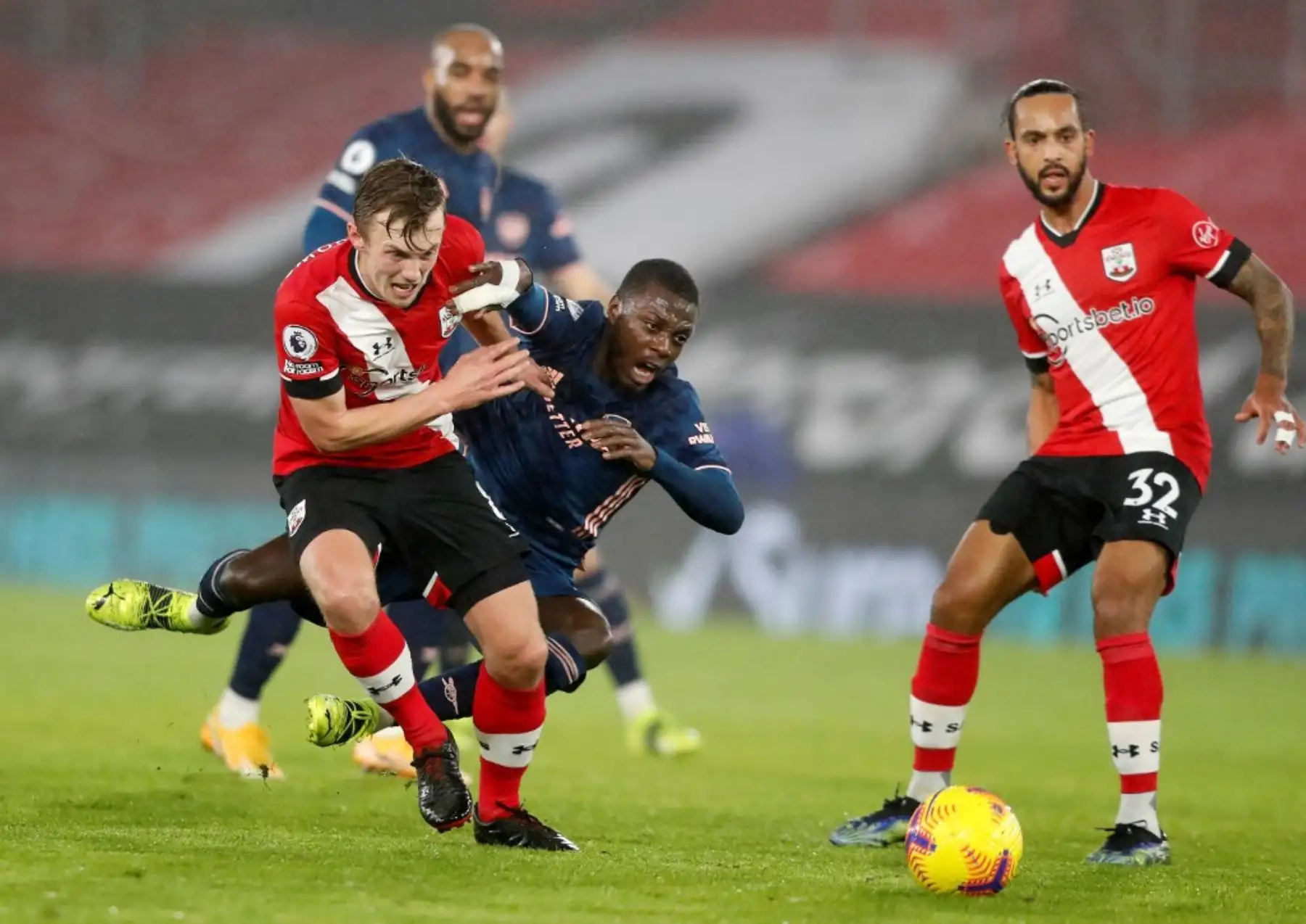 El centrocampista inglés de Southampton James Ward-Prowse (L) compite con el centrocampista marfileño nacido en Francia del Arsenal, Nicolas Pepe (C) durante el partido de fútbol de la Premier League inglesa entre Southampton y Arsenal en St Mary