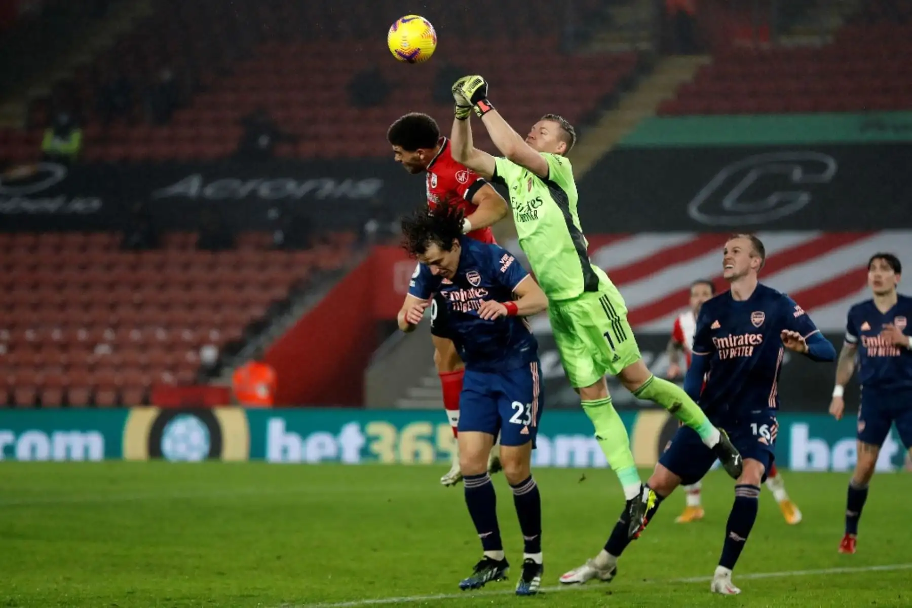 El guardameta alemán del Arsenal, Bernd Leno, hace un guardado durante el partido de fútbol de la Premier League inglesa entre Southampton y Arsenal en St Mary
