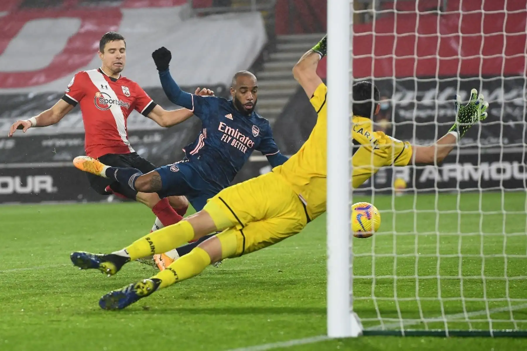El delantero francés del Arsenal Alexandre Lacazette (C) anota el tercer gol de su equipo durante el partido de fútbol de la Premier League inglesa entre Southampton y Arsenal en el St Mary