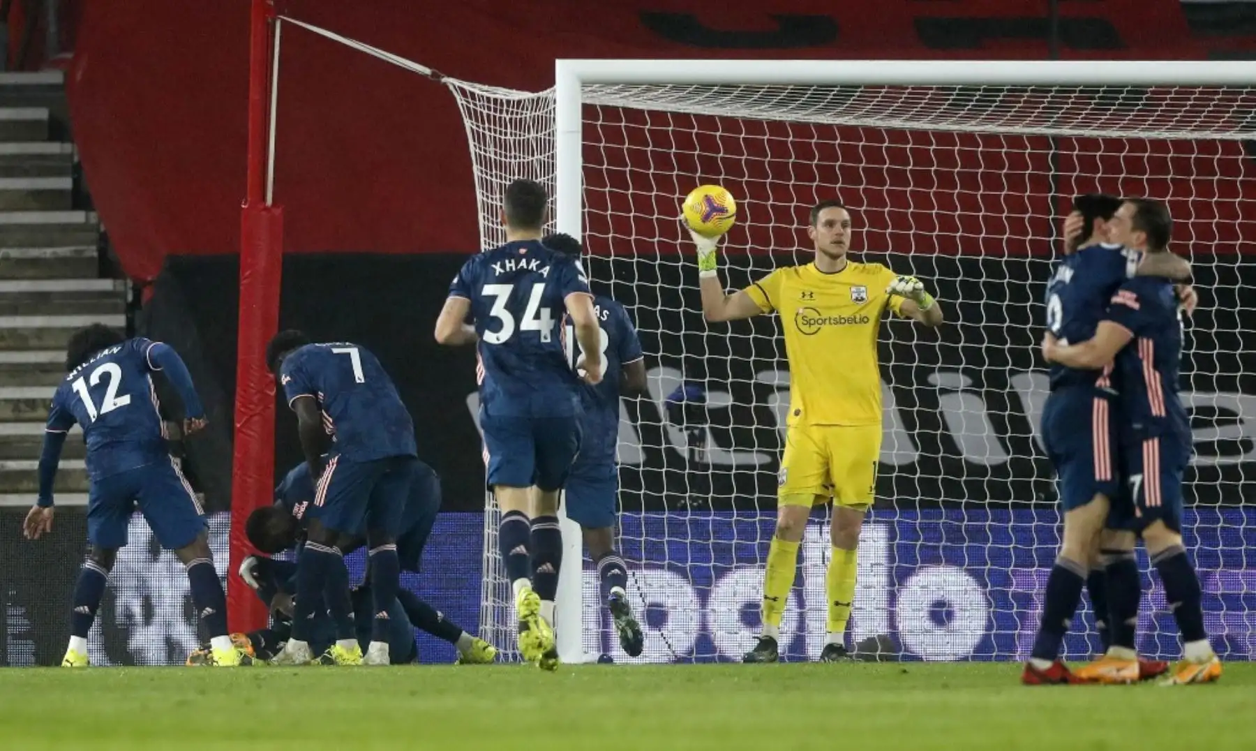 El delantero francés del Arsenal Alexandre Lacazette es acosado por sus compañeros de equipo después de anotar el tercer gol de su equipo durante el partido de fútbol de la Premier League inglesa entre Southampton y Arsenal en el St Mary