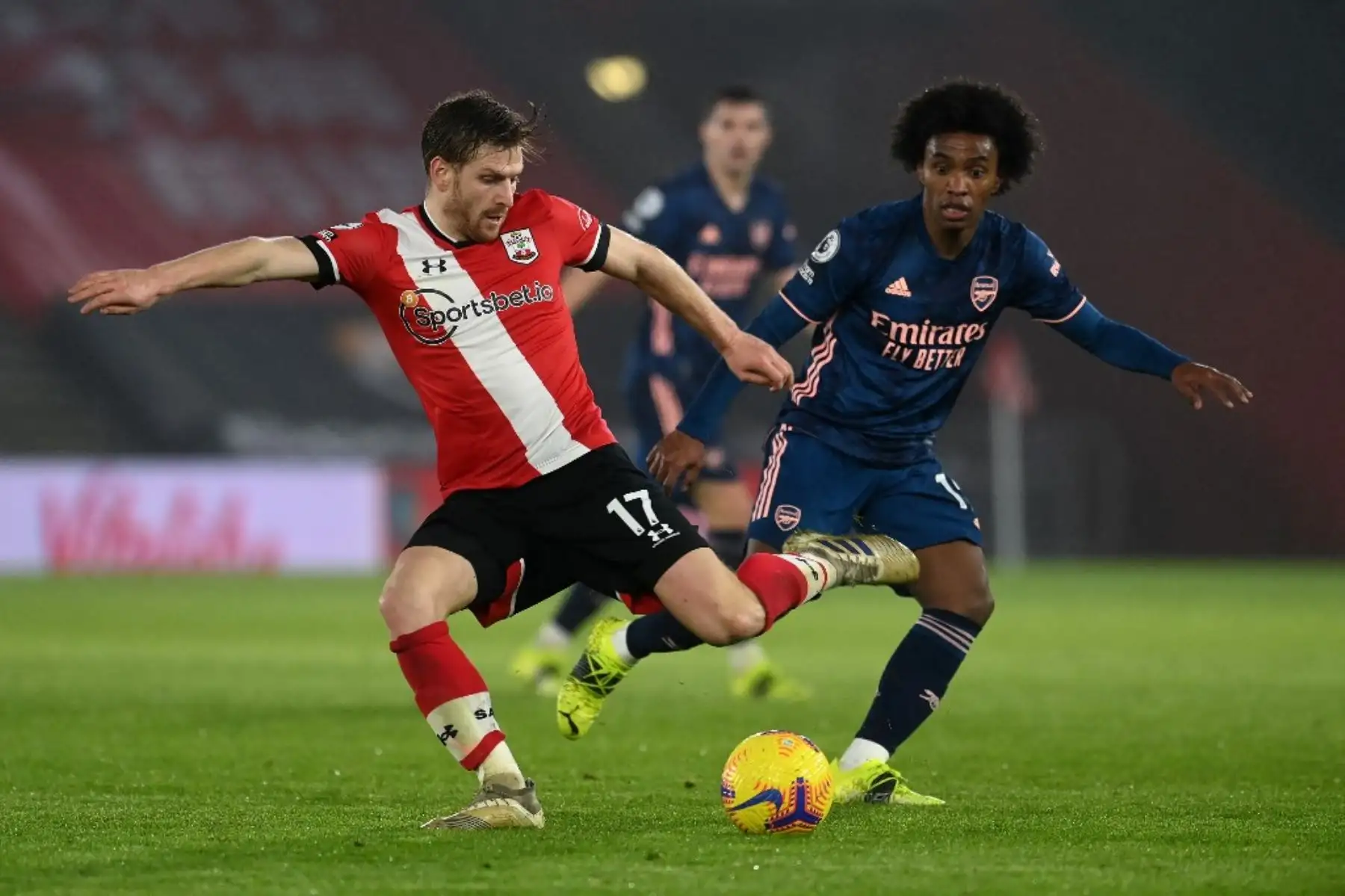 El mediocampista escocés de Southampton Stuart Armstrong (izq.) Compite con el mediocampista brasileño del Arsenal Willian durante el partido de fútbol de la Premier League inglesa entre Southampton y Arsenal en el St Mary
