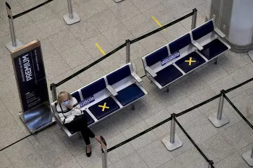 Un pasajero usa una mascarilla en el área de Check-in del aeropuerto Santos Dumont en Río de Janeiro, Brasil. Foto: AFP