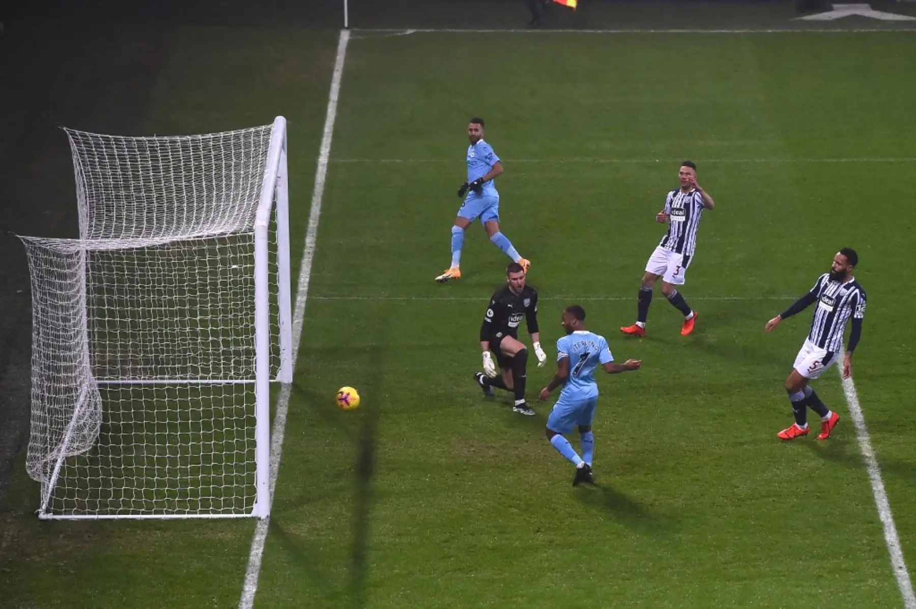 El centrocampista inglés del Manchester City Raheem Sterling anota el quinto gol de su equipo durante el partido de fútbol de la Premier League inglesa entre West Bromwich Albion y Manchester City en el estadio Hawthorns en West Bromwich, en el centro de Inglaterra, el 26 de enero de 2021. Foto: AFP