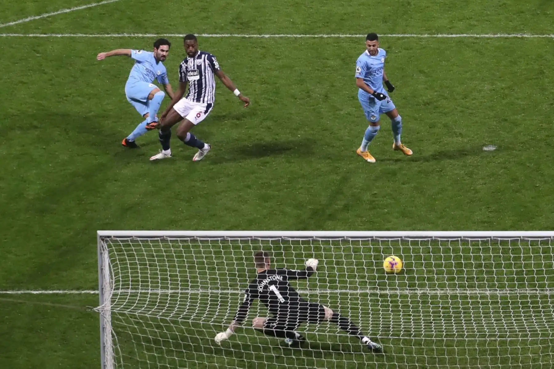 West Bromwich Albion, el centrocampista inglés de St Kitts y Nevis, Romaine Sawyers (L) compite con el centrocampista alemán del Manchester City Ilkay Gundogan durante el partido de fútbol de la Premier League inglesa entre West Bromwich Albion y Manchester City en el estadio Hawthorns en West Bromwich, en el centro de Inglaterra. Foto: AFP