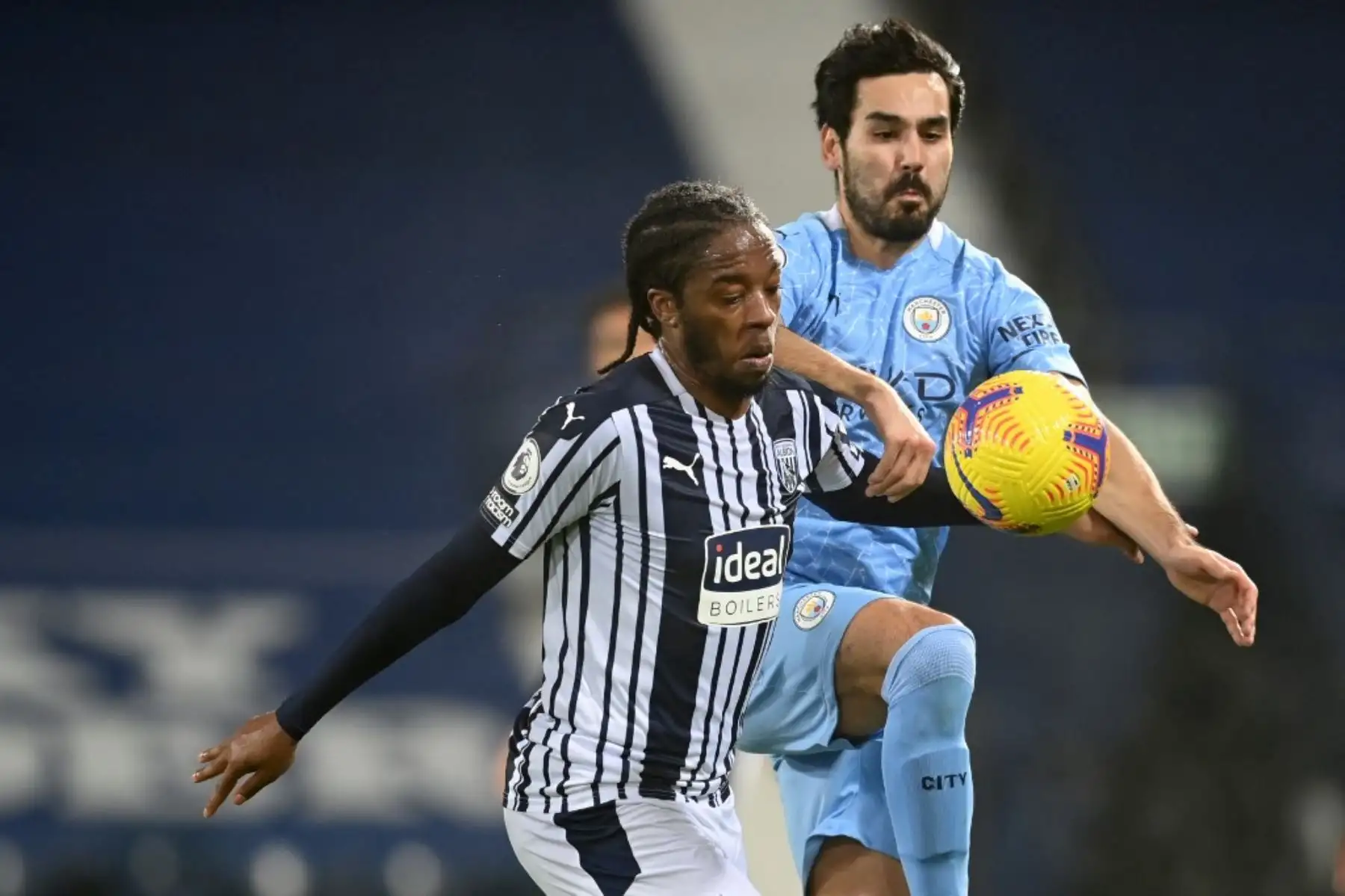 West Bromwich Albion, el centrocampista inglés de St Kitts y Nevis, Romaine Sawyers (L) compite con el centrocampista alemán del Manchester City Ilkay Gundogan durante el partido de fútbol de la Premier League inglesa entre West Bromwich Albion y Manchester City en el estadio Hawthorns en West Bromwich, en el centro de Inglaterra. Foto: AFP