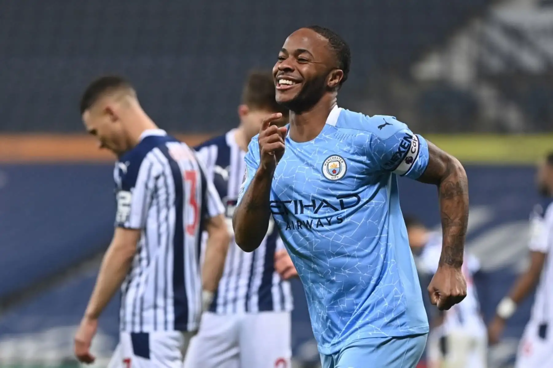 Raheem Sterling celebra tras anotar el quinto gol en la victoria del Manchester City ante el West Bromwich. Foto: AFP