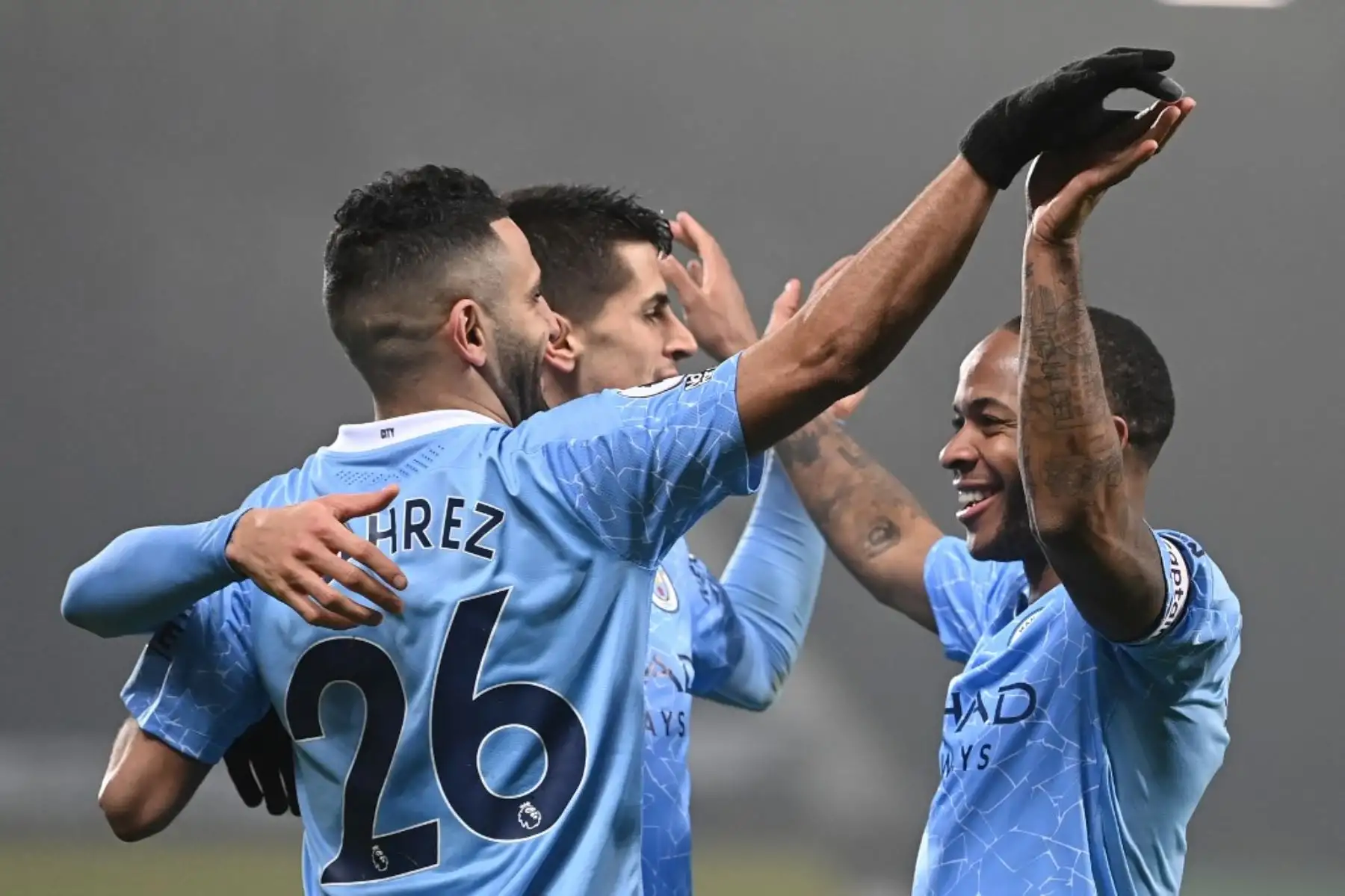 El centrocampista inglés del Manchester City Raheem Sterling celebra el quinto gol de su equipo con sus compañeros durante el partido de fútbol de la Premier League inglesa entre West Bromwich Albion y Manchester City en el estadio The Hawthorns en West Bromwich, en el centro de Inglaterra. Foto: AFP