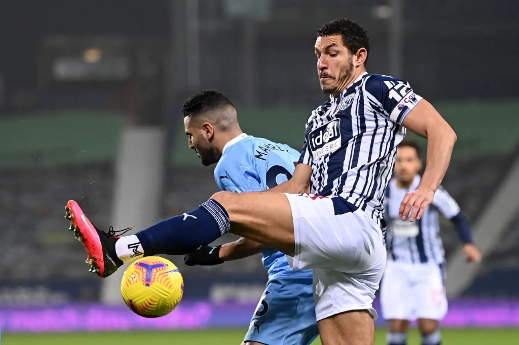 El centrocampista inglés del West Bromwich Albion Jake Livermore supera al centrocampista argelino del Manchester City Riyad Mahrez durante el partido de fútbol de la Premier League inglesa entre el West Bromwich Albion y el Manchester City en el estadio Hawthorns en West Bromwich, Inglaterra central. Foto: AFP