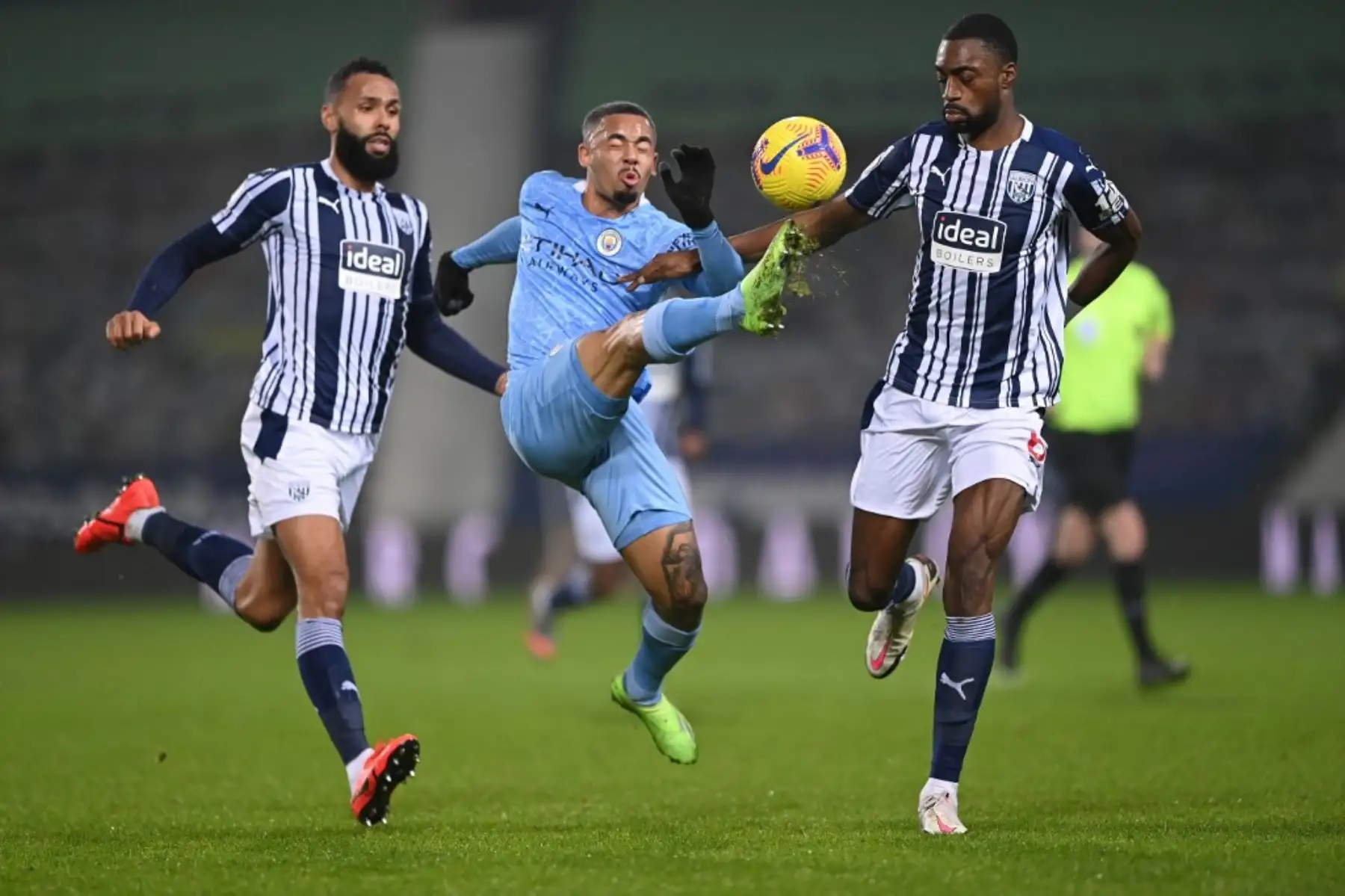 El delantero brasileño del Manchester City Gabriel Jesus (C) compite con el defensor inglés del West Bromwich Albion Kyle Bartley (L) y el defensor nigeriano del West Bromwich Albion Semi Ajay durante el partido de fútbol de la Premier League inglesa entre West Bromwich Albion y Manchester City en el estadio Hawthorns en West Bromwich. Foto: AFP
