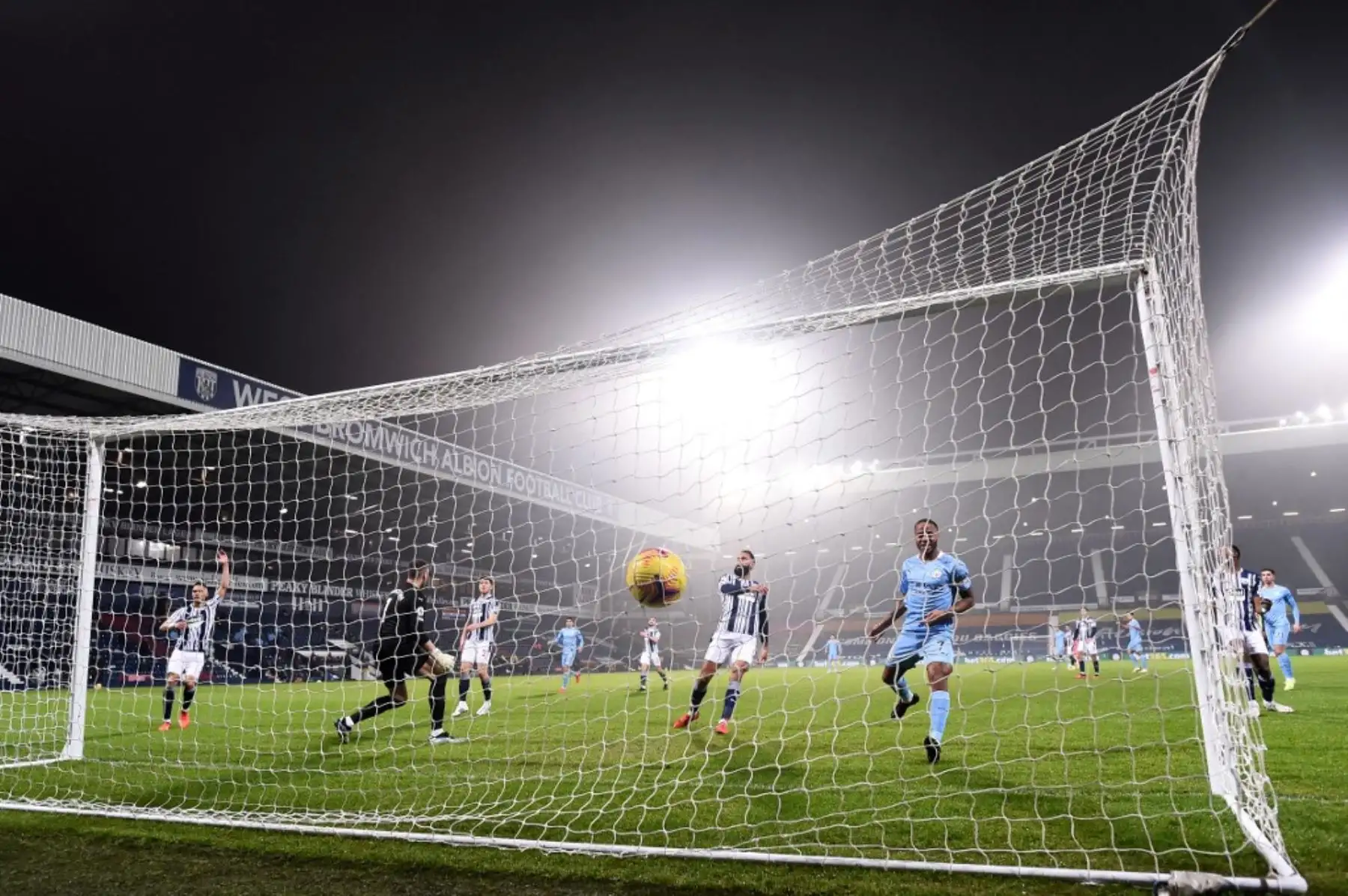 El centrocampista inglés del Manchester City Raheem Sterling anota el quinto gol de su equipo durante el partido de fútbol de la Premier League inglesa entre West Bromwich Albion y Manchester City en el estadio The Hawthorns en West Bromwich, en el centro de Inglaterra, el 26 de enero de 2021. Foto: AFP