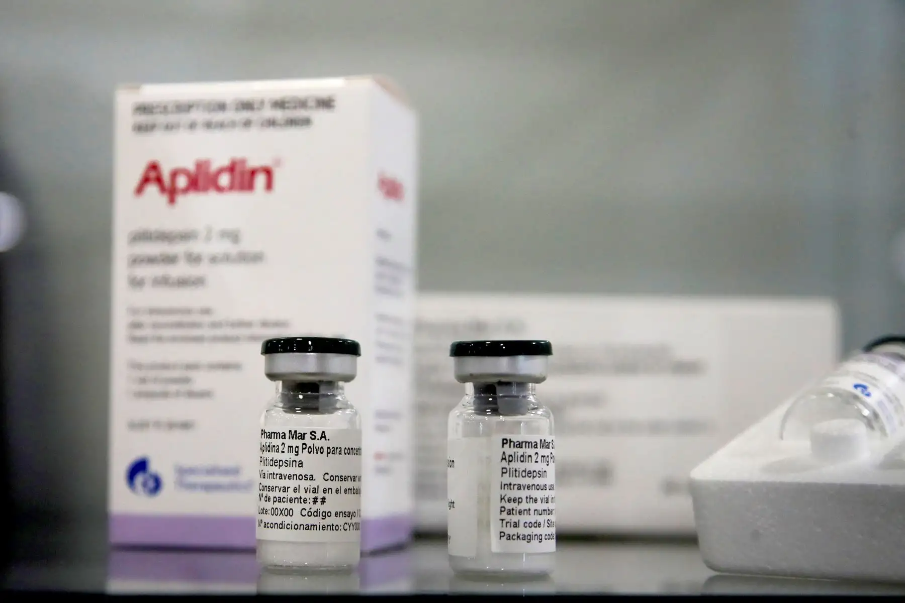 La plitidepsina (Aplidin) actúa bloqueando la proteína eEF1A, presente en las células humanas, y que es utilizada por el SARS-CoV-2 para reproducirse e infectar a otras células.