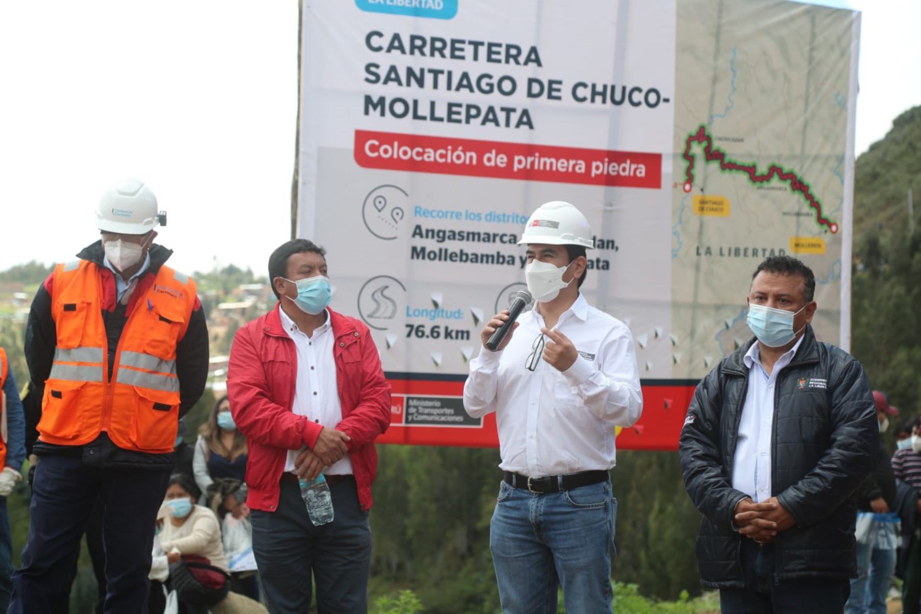 El viceministro de Transportes, Paúl Caiguaray, participó en el inicio de la obra de asfaltado en Santiago de Chuco. Foto: ANDINA/MTC