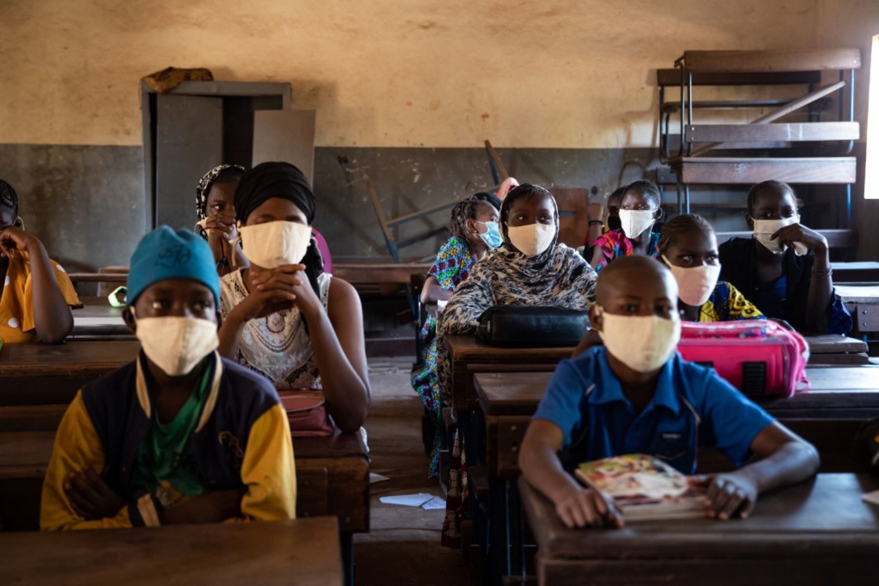 Alumnos de la Escuela Madamou Goundo Simaga usan mascarillas como medida preventiva contra la propagación del covid-19, ya que inician el nuevo año escolar en Bamako. Foto: AFP
