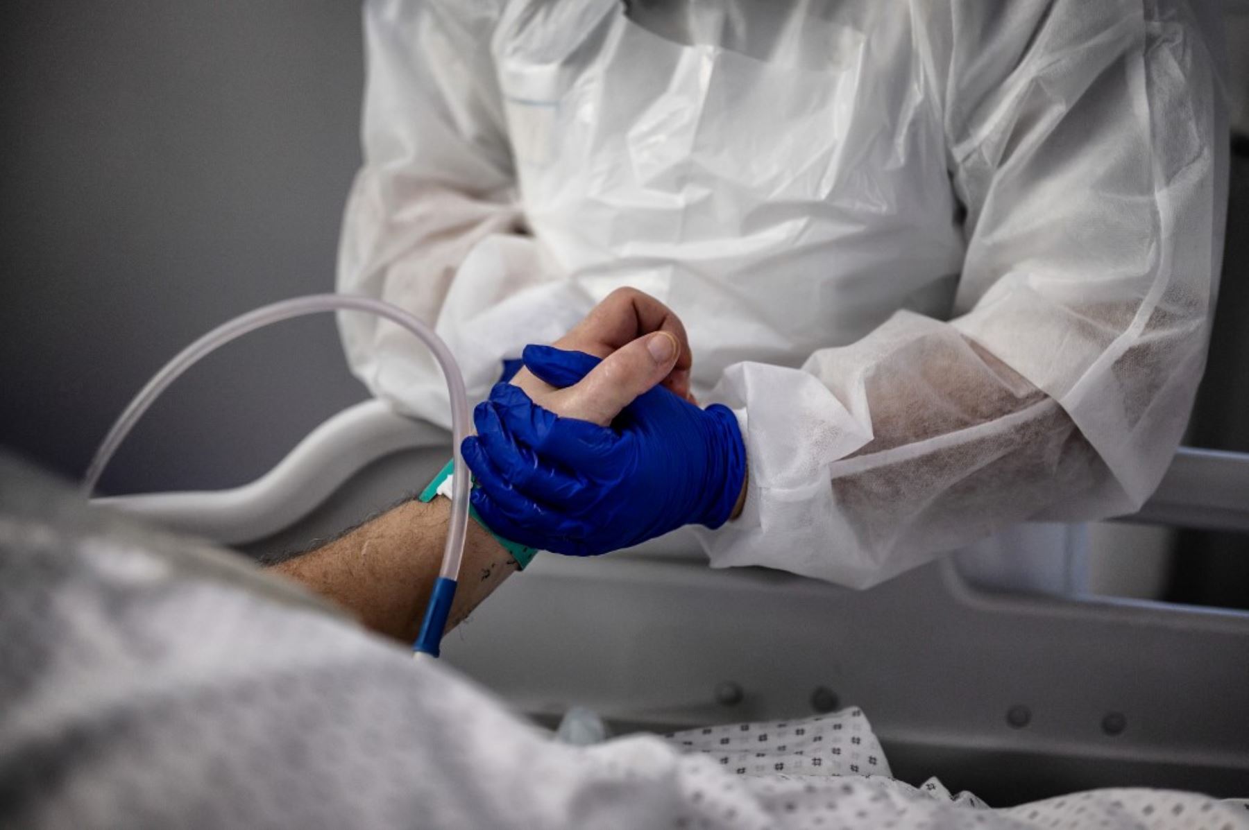 Una enfermera lava a un paciente infectado con Covid 19, el 25 de enero de 2021 en la unidad de cuidados intensivos del hospital Lyon-Sud en Pierre-Benite. Foto: AFP