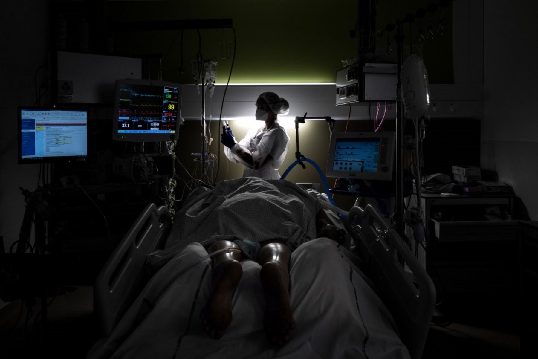 Una enfermera atiende a un paciente infectado con covid-19, el 25 de enero de 2021 en la unidad de cuidados intensivos del hospital Lyon-Sud en Pierre-Benite. Foto: AFP