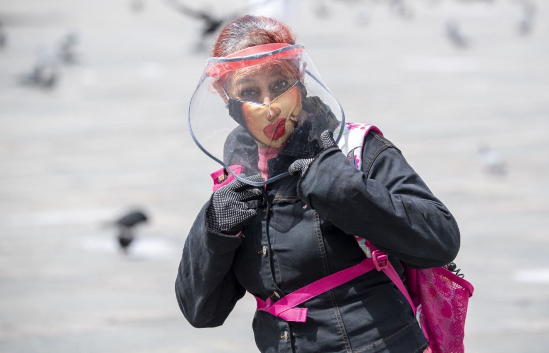 Una mujer lleva mascarilla y escudo en Bogotá el 26 de enero de 2021, en medio de la nueva pandemia de coronavirus. Foto: AFP