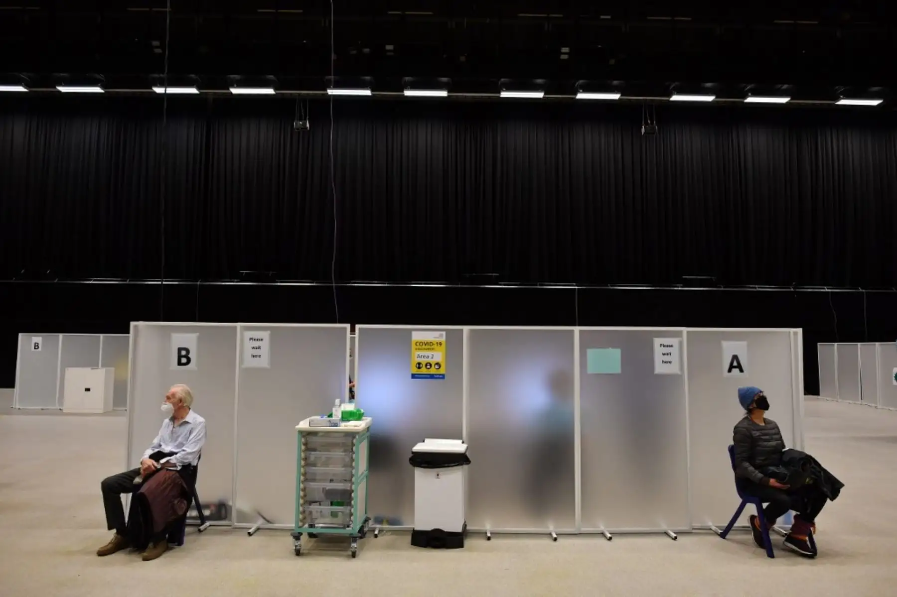 Los pacientes esperan recibir una inyección de la vacuna Oxford / AstraZeneca Covid-19 en el centro de vacunación establecido dentro del Brighton Center en Brighton, en el sur de Inglaterra, el 26 de enero de 2021. Foto: AFP
