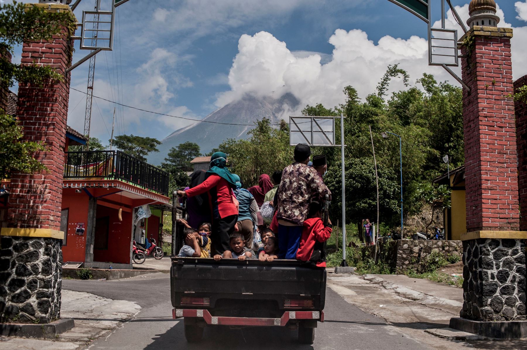Volcán indonesio, Mount Merapi, entra en erupción y arroja ceniza caliente a tres kilómetros de distancia. Foto: AFP