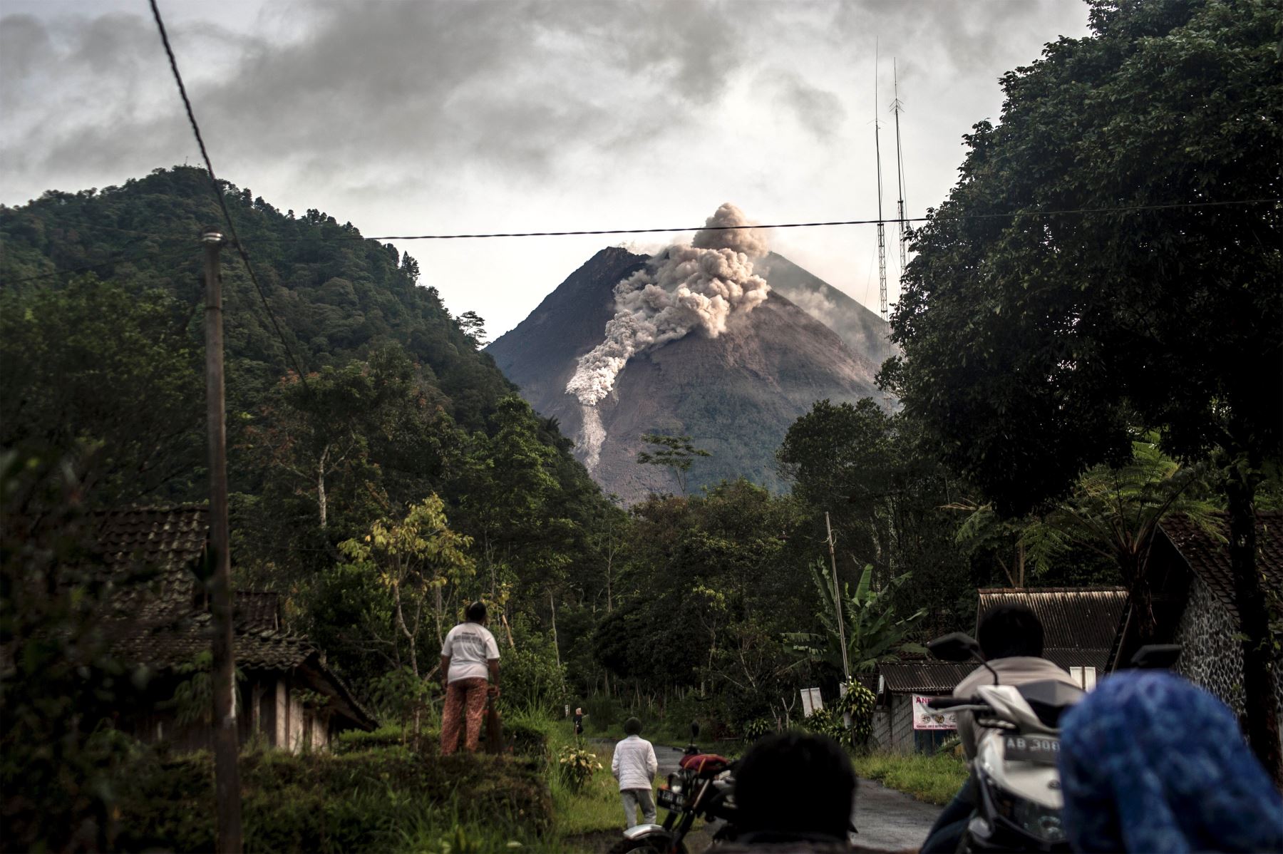Volcán indonesio, Mount Merapi, entra en erupción y arroja ceniza caliente a tres kilómetros de distancia. Foto: AFP