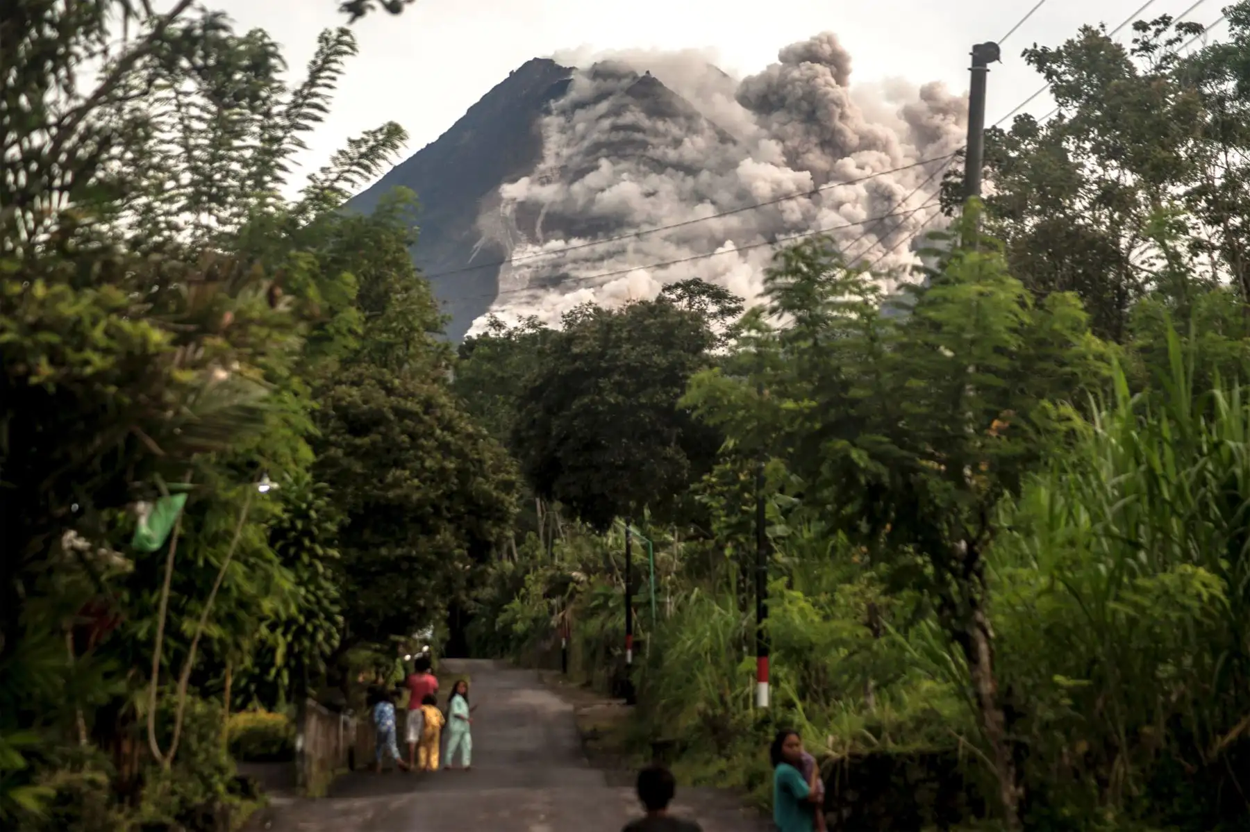 Volcán indonesio, Mount Merapi, entra en erupción y arroja ceniza caliente a tres kilómetros de distancia. Foto: AFP
