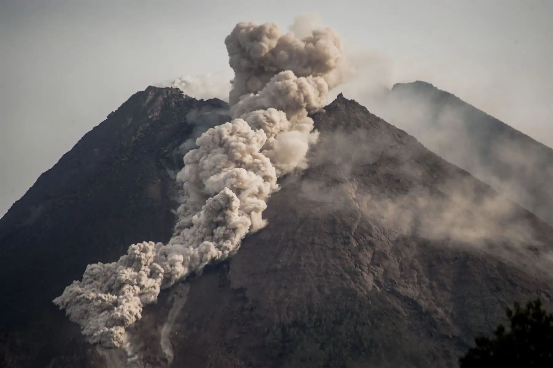 Volcán indonesio, Mount Merapi, entra en erupción y arroja ceniza caliente a tres kilómetros de distancia. Foto: AFP
