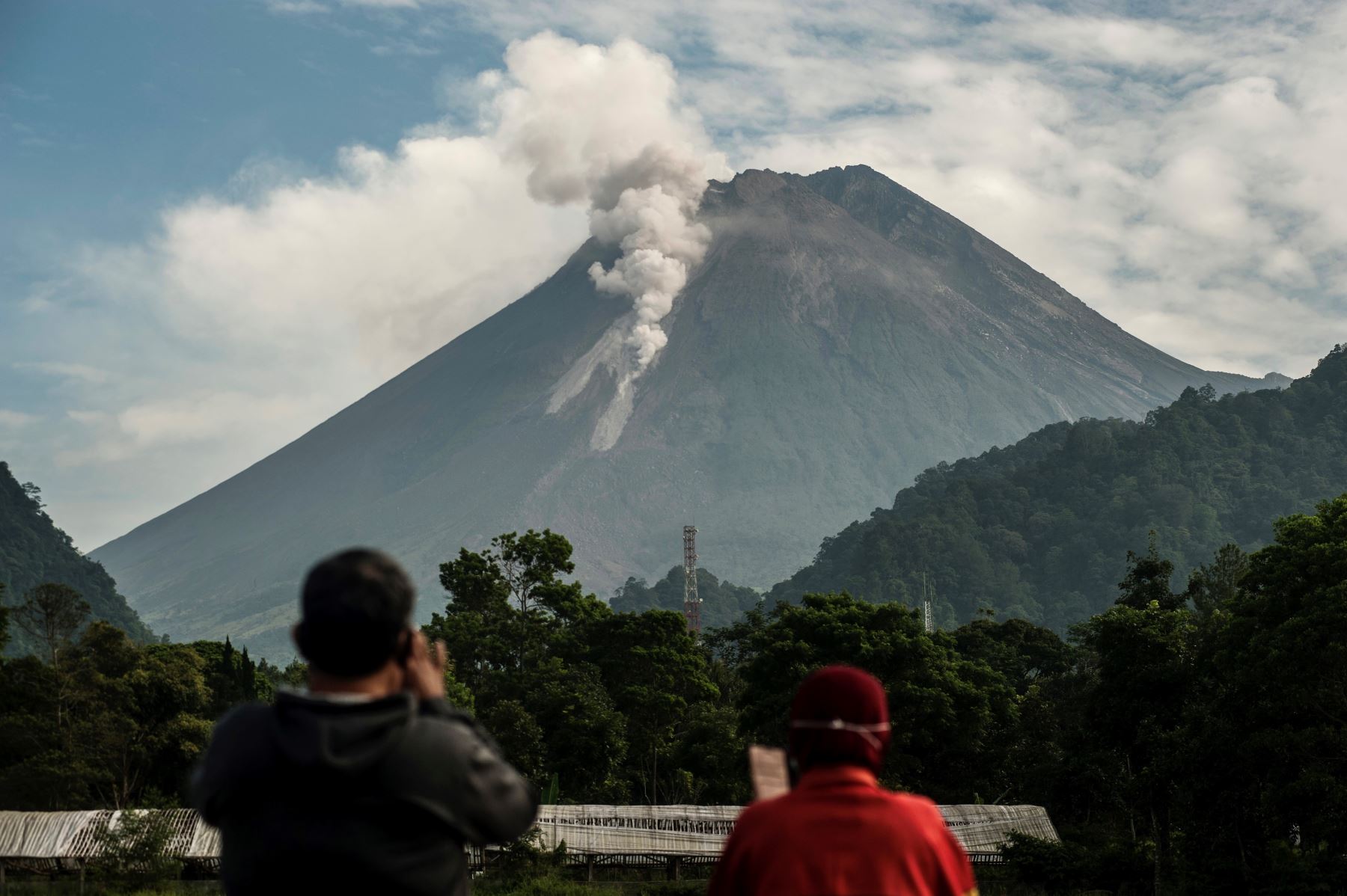 Volcán indonesio, Mount Merapi, entra en erupción y arroja ceniza caliente a tres kilómetros de distancia.  Foto: AFP