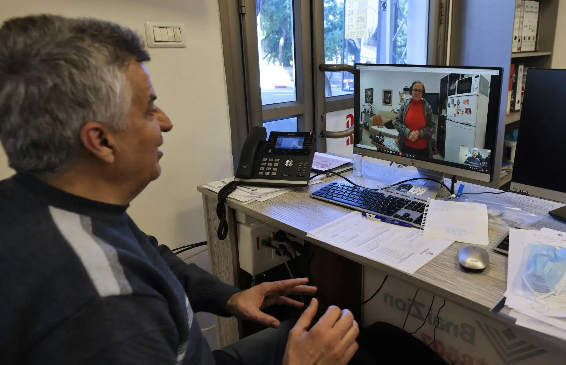 La fundación israelí Yad Ezer La-Haver se conecta con sobrevivientes aislados del Holocausto. Foto: AFP