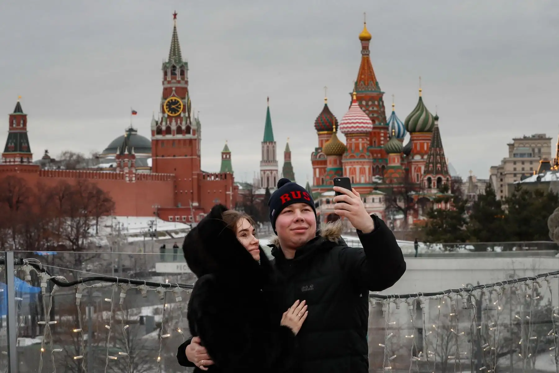 Las autoridades de Moscú, principal foco del covid-19 en Rusia, levantaron hoy las principales restricciones sanitarias impuestas para frenar la pandemia del nuevo coronavirus, tras constatar una tendencia a la baja del número de contagios con menos de 2,000 al día. Foto: AFP