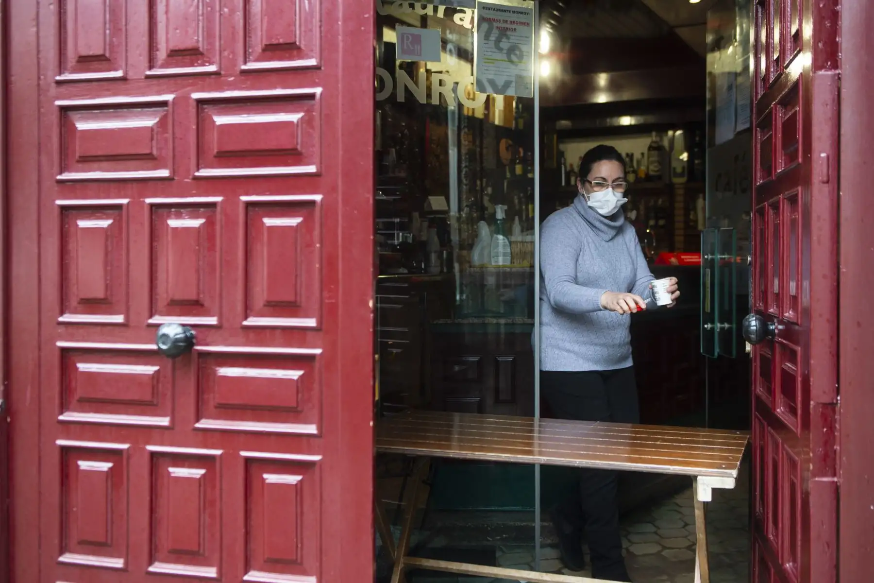 Restricciones tras aumento de contagios de coronavirus en España, donde se han registrado hasta el momento más de 55.000 muertes de casi 2,5 millones de casos de Covid-19.Foto: AFP