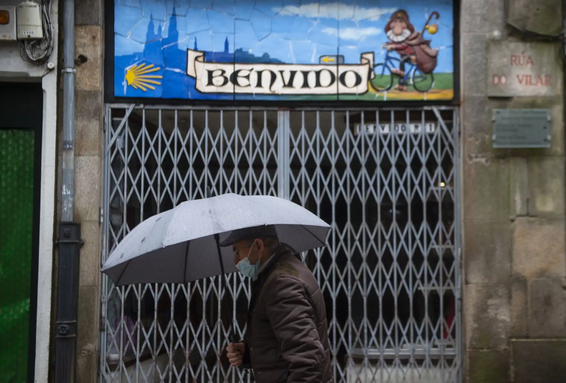Restricciones tras aumento de contagios de coronavirus en España, donde se han registrado hasta el momento más de 55.000 muertes de casi 2,5 millones de casos de Covid-19. Foto: AFP
