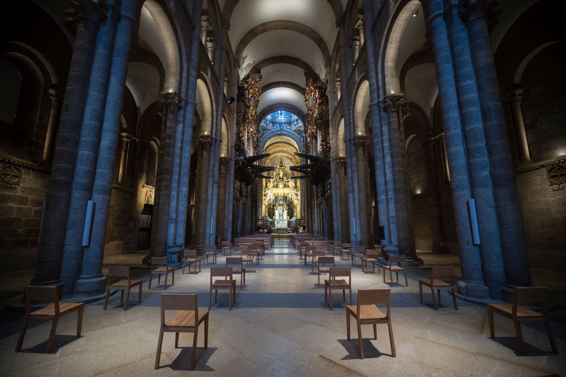 La imagen muestra la Catedral vacía en Santiago de Compostela, noroeste de España, donde se han registrado hasta el momento más de 55.000 muertes de casi 2,5 millones de casos de Covid-19. Foto: AFP