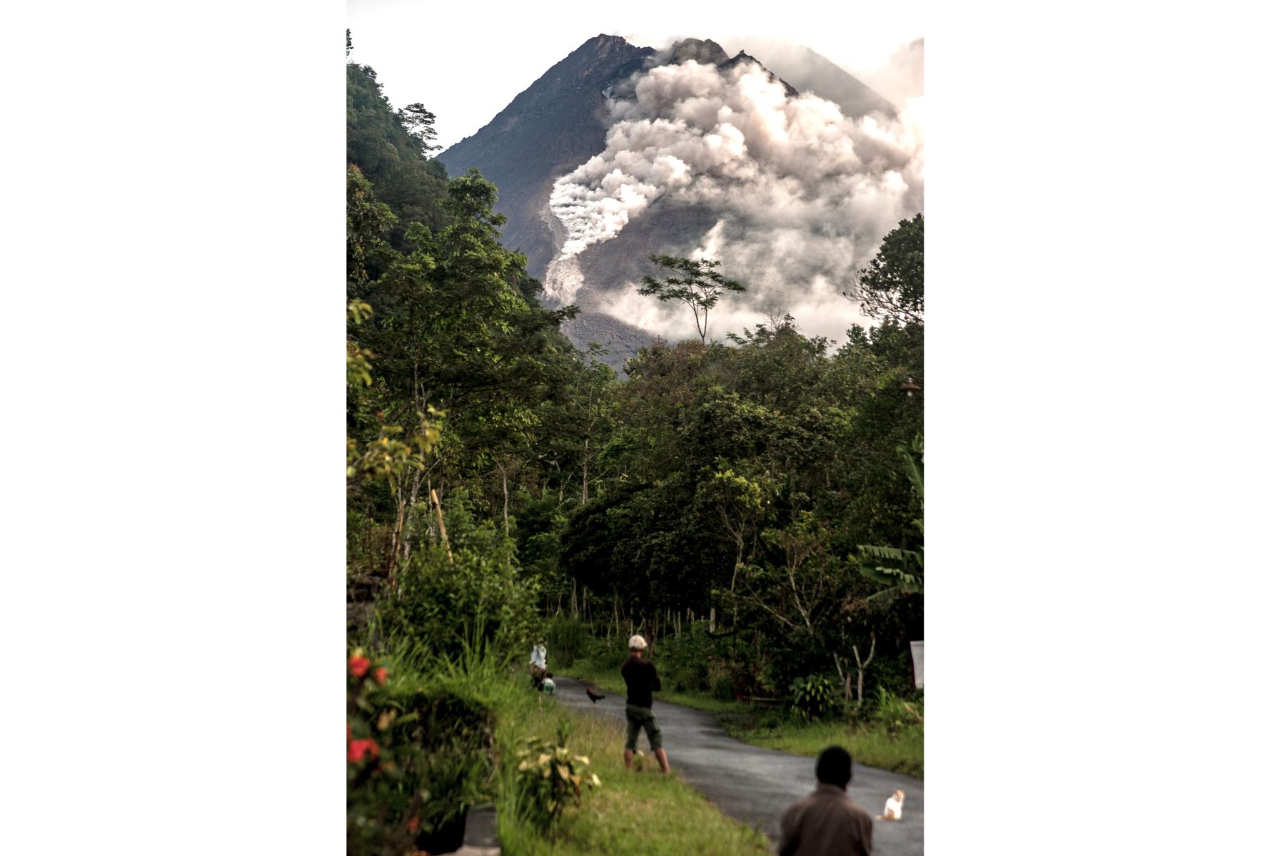 La gente mira hacia el monte Merapi, el volcán más activo de Indonesia, mientras arroja rocas y cenizas en Yogyakarta 
Foto: AFP