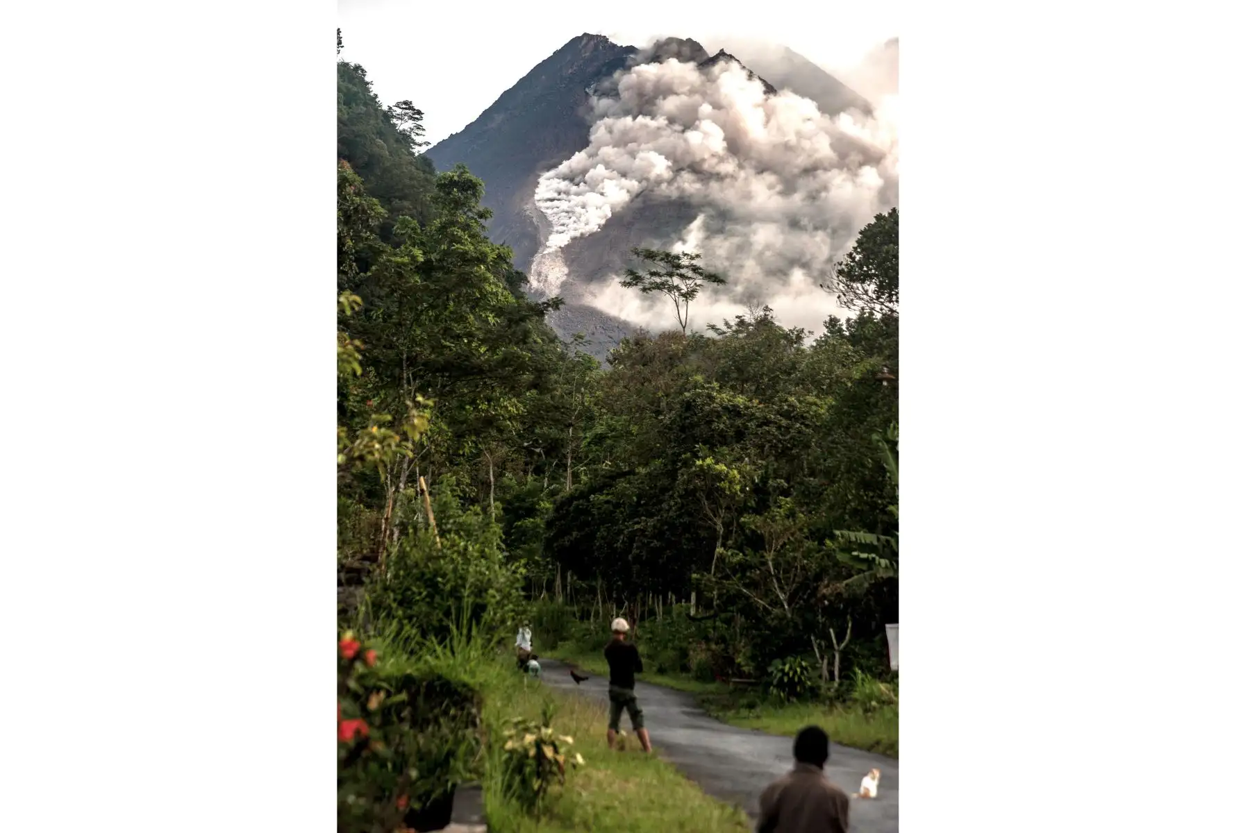 La gente mira hacia el monte Merapi, el volcán más activo de Indonesia, mientras arroja rocas y cenizas en Yogyakarta 
Foto: AFP