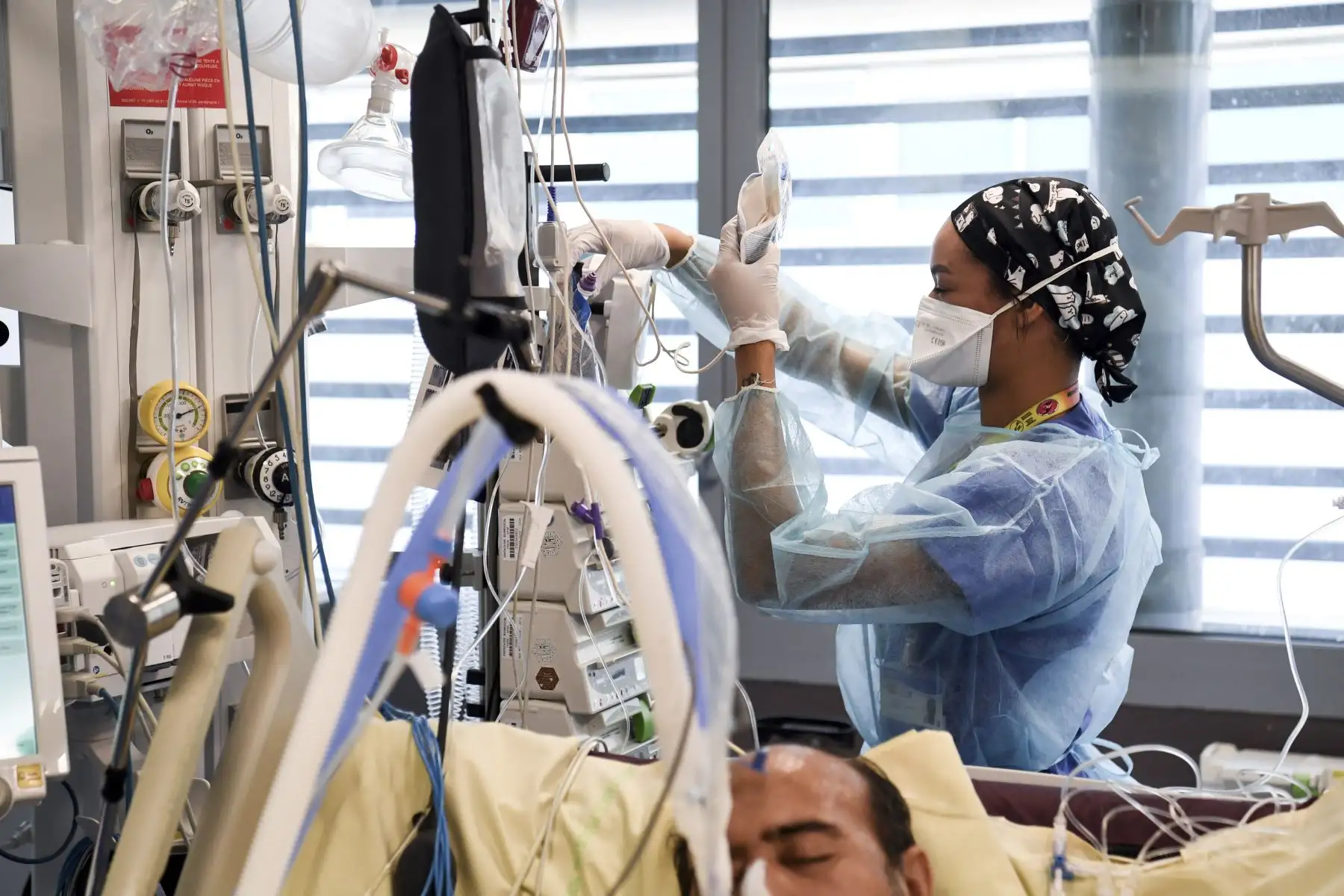 El personal médico atiende a un paciente en la unidad de cuidados intensivos para pacientes infectados con el Covid-19 en el hospital AP-HP Tenon. Foto: AFP