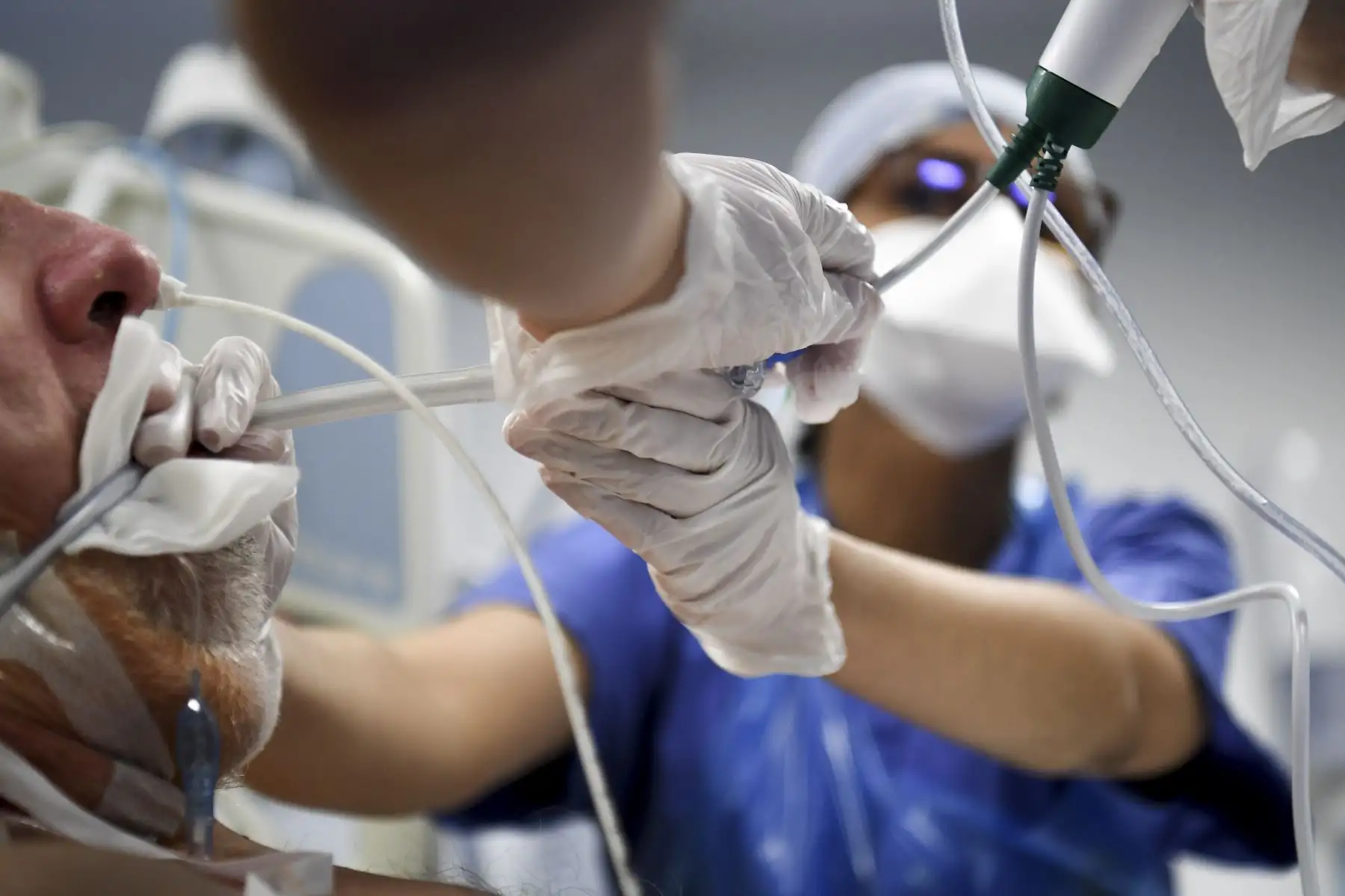 El personal médico atiende a un paciente en la unidad de cuidados intensivos para pacientes infectados con el Covid-19 en el hospital AP-HP Tenon. Foto: AFP