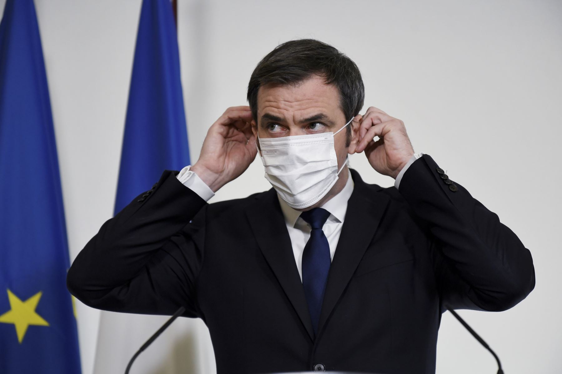 El ministro de Salud francés, Olivier Veran, ajusta su mascarilla protectora durante una conferencia de prensa sobre el límite de tiempo para la inyección de la segunda dosis de la vacuna Pfizer / BioNTech COVID-19 en París. Foto: AFP