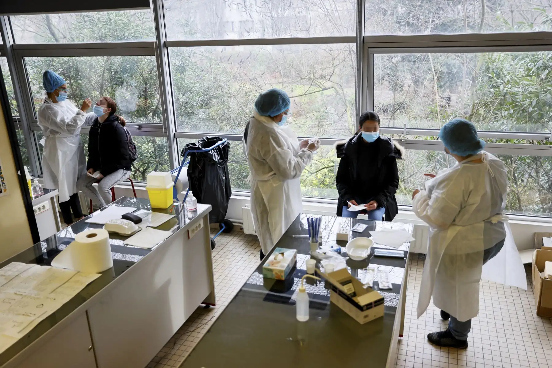 Personal médico atiende a un paciente en la unidad de cuidados intensivos para pacientes infectados con el Covid-19 en el hospital AP-HP Tenon en Francia. Foto: AFP