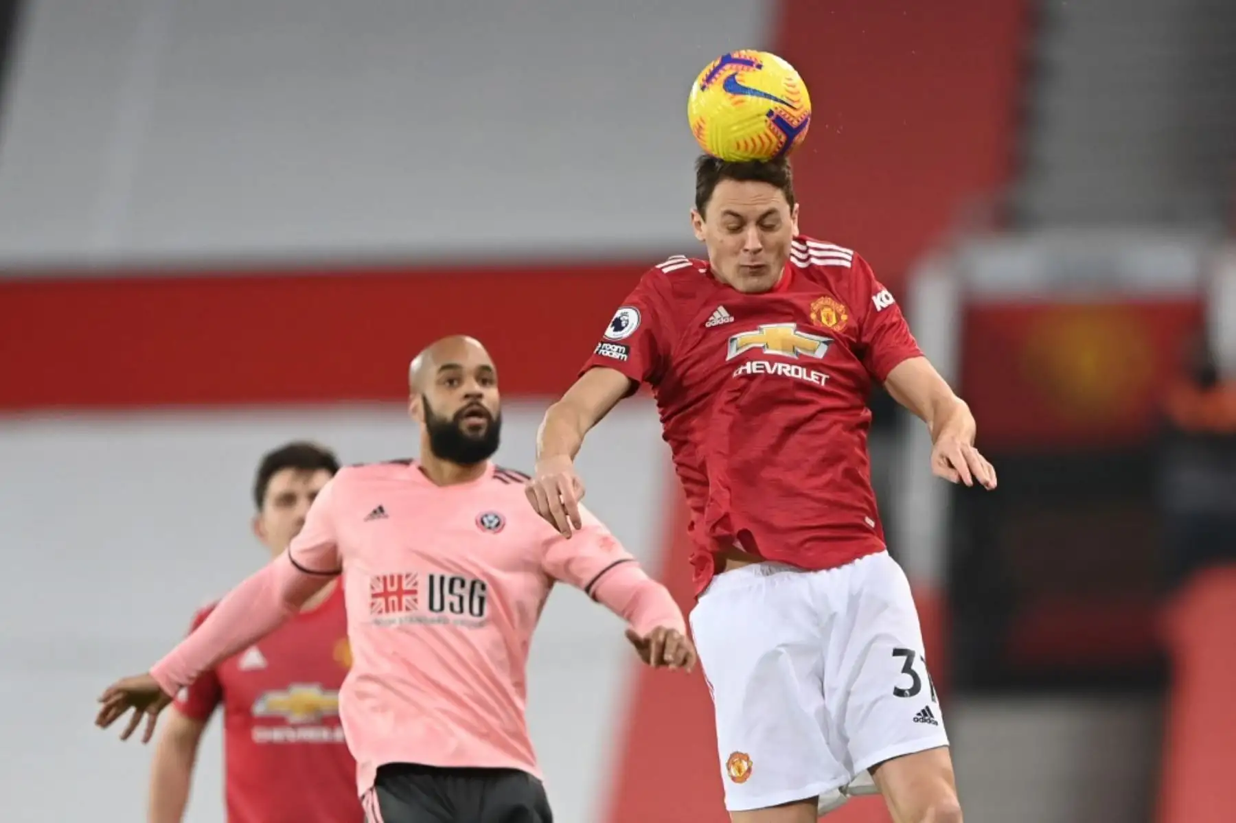 El centrocampista serbio del Manchester United, Nemanja Matic, dirige el balón durante el partido de fútbol de la Premier League inglesa entre el Manchester United y el Sheffield United en Old Trafford en Manchester. Foto: AFP