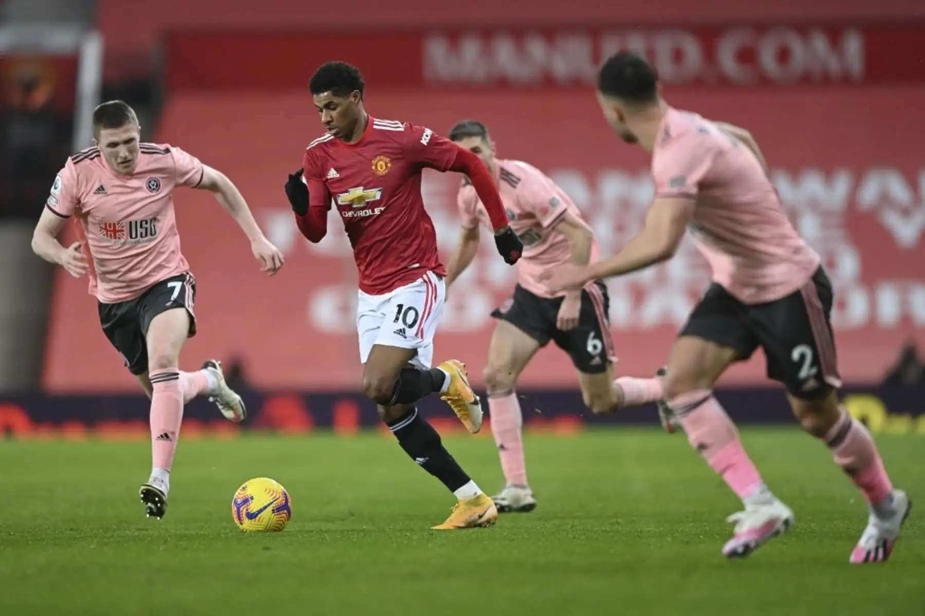 El delantero inglés del Manchester United, Marcus Rashford, se enfrenta al mediocampista inglés del Sheffield United, John Lundstram, durante el partido de fútbol de la Premier League inglesa entre el Manchester United y el Sheffield United en Old Trafford en Manchester. Foto: AFP