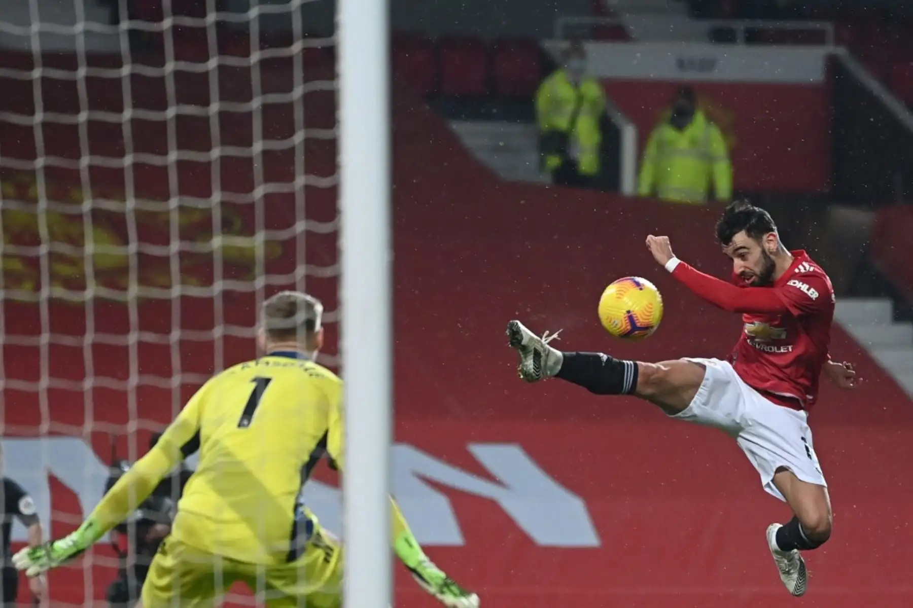 El centrocampista portugués del Manchester United Bruno Fernandes salta para volear una cruz durante el partido de fútbol de la Premier League inglesa entre el Manchester United y el Sheffield United en Old Trafford en Manchester. Foto: AFP